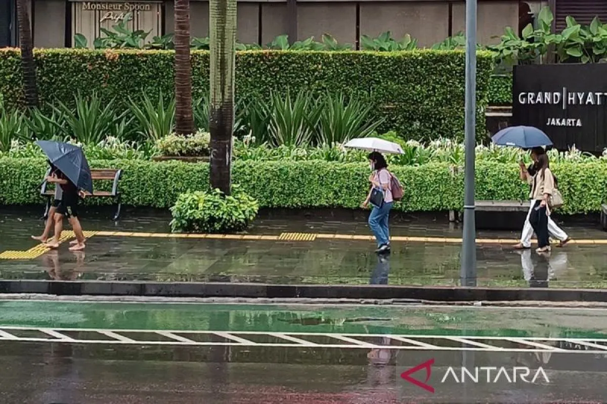 Ilustrasi, Saat hujan sejumlah warga menggunakan payung saat berjalan di trotoar yang berada di depan Bundaran HI di Jakarta. ANTARA/Khaerul Izan
