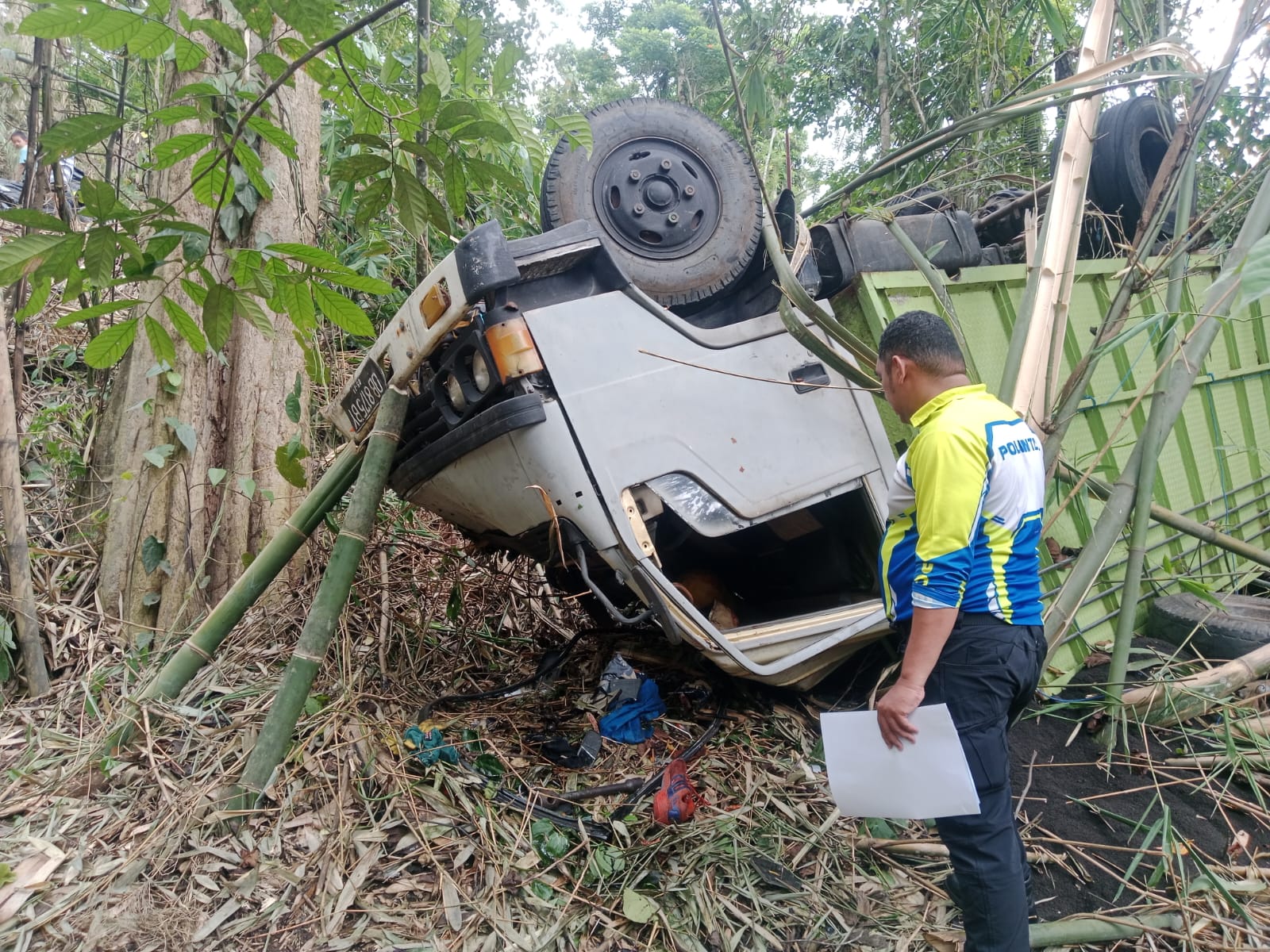 Personel Satlantas Polres Bitung melakukan olah TKP peristiwa kecelakaan.(Dok Istimewa)