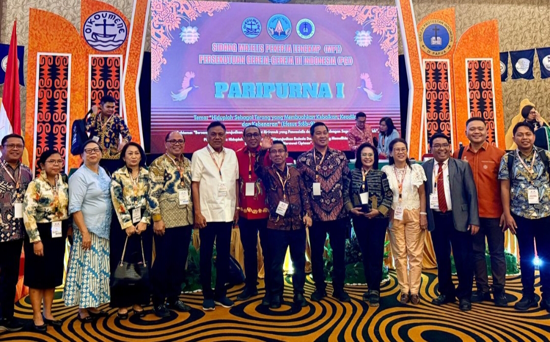 Ketua Umum PGI Jacklevyn Frits Manuputty dan Ketua  Ketua MPH PGI Dr (HC) Olly Dondokambey, SE, foto bersama dengan para pimpinan Gereja di Sulut.