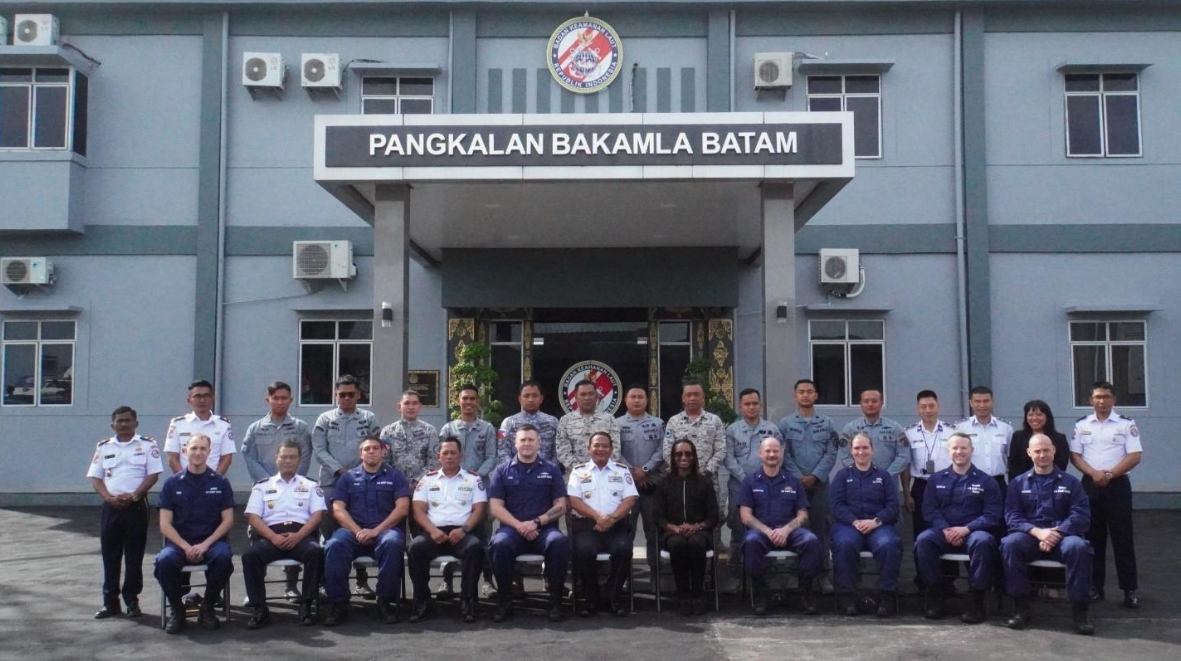 Instruktur USCG dan peserta Pelatihan Pengembangan Instruktur Pengoperasian Kapal Kecil Multi-Negara.