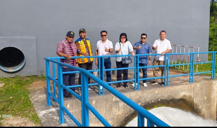 Meninjau lokasi proyek