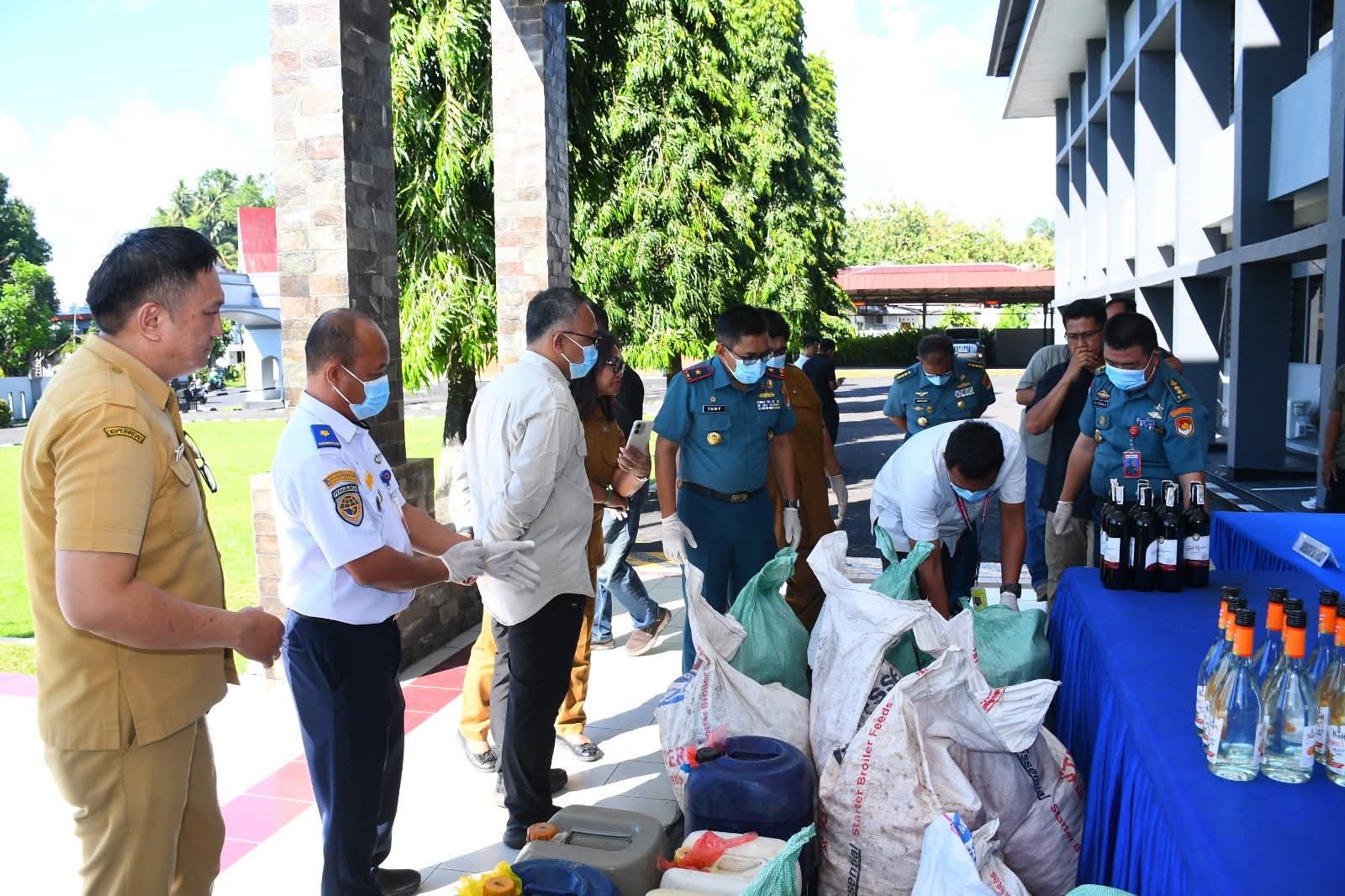 Selundupkan 650 Kg Sianida hinhha Miras Ilegal, Kodaeral VIII Amankan Pumpboat di Perairan Manado