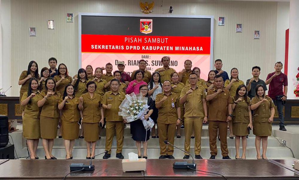 Foto bersama jajaran pegawai dalam acara pisah sambut Sekretaris DPRD Kabupaten Minahasa di ruang paripurna.