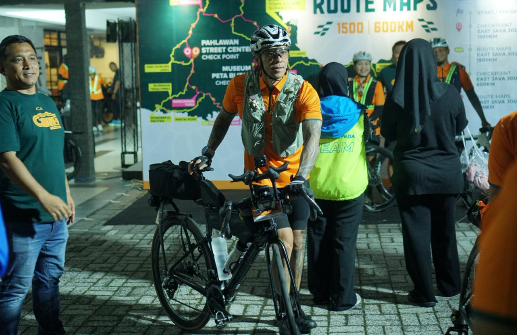 Peserta Mainsepeda East Java Journey (EJJ) 2026 bersiap memulai perjalanan ultra cycling dengan perlengkapan lengkap sebelum start di Surabaya.