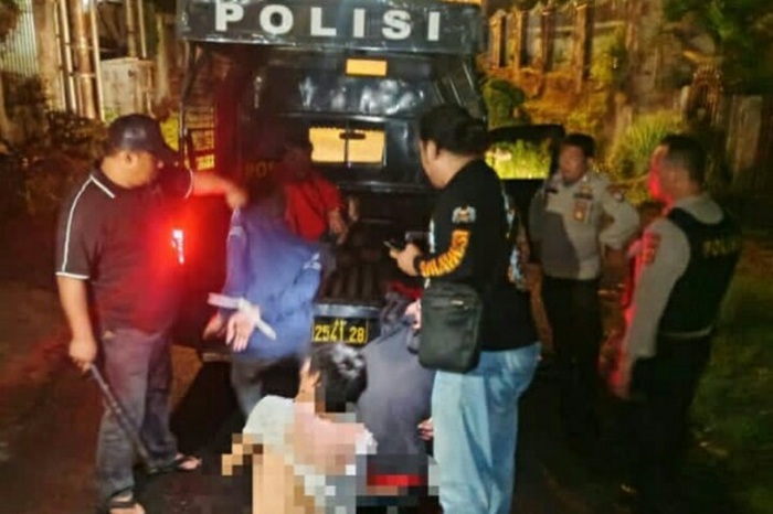 Polisi mengamankan empat orang yang terlibat tawuran di Karombasan, Rabu (4/2) dini hari