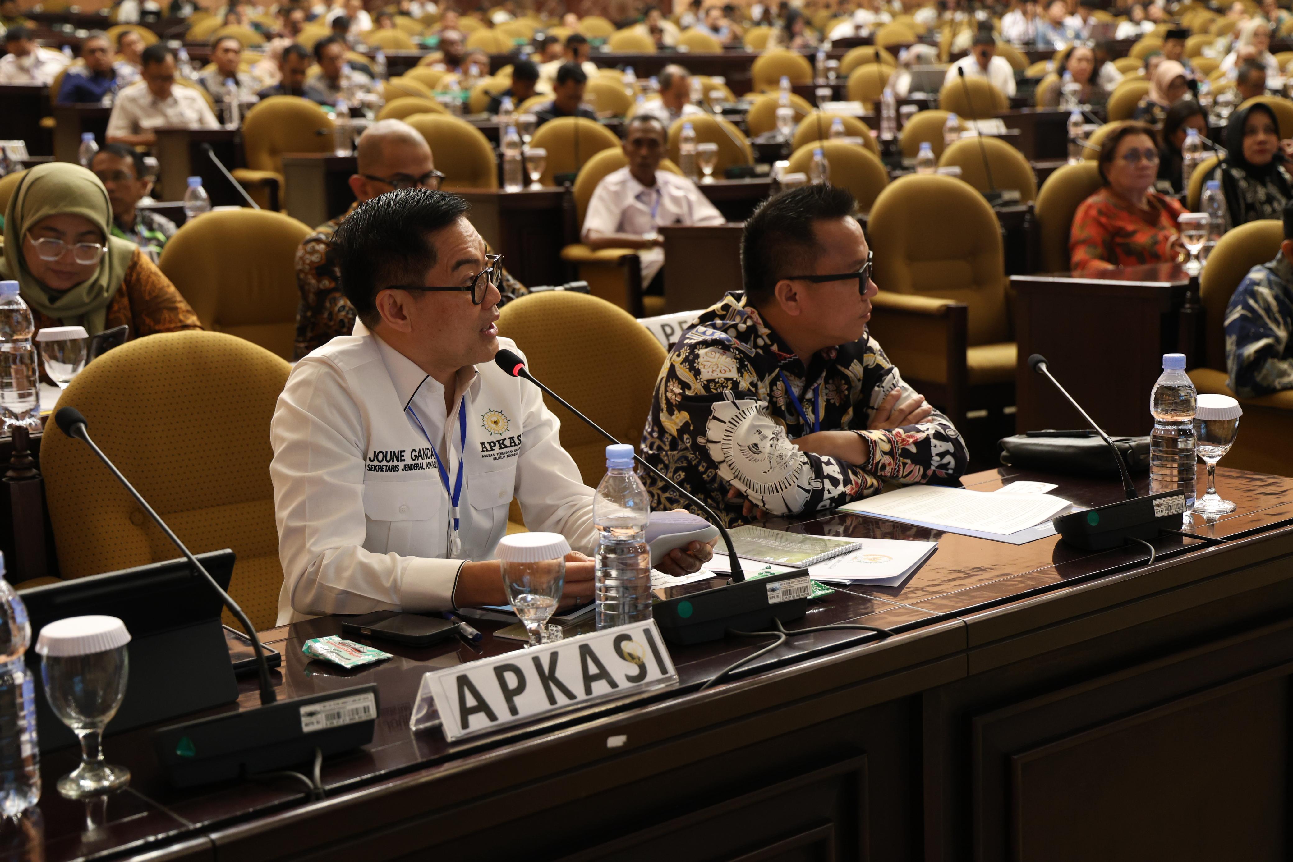 Soroti-Sekretaris Jenderal Apkasi yang juga Bupati Minahasa Utara, Joune Ganda saat rapat bersama DPD RI terkait kelola pemerintahan desa di Gedung Nusantara V Kompleks Parlemen Senayan, Jakarta