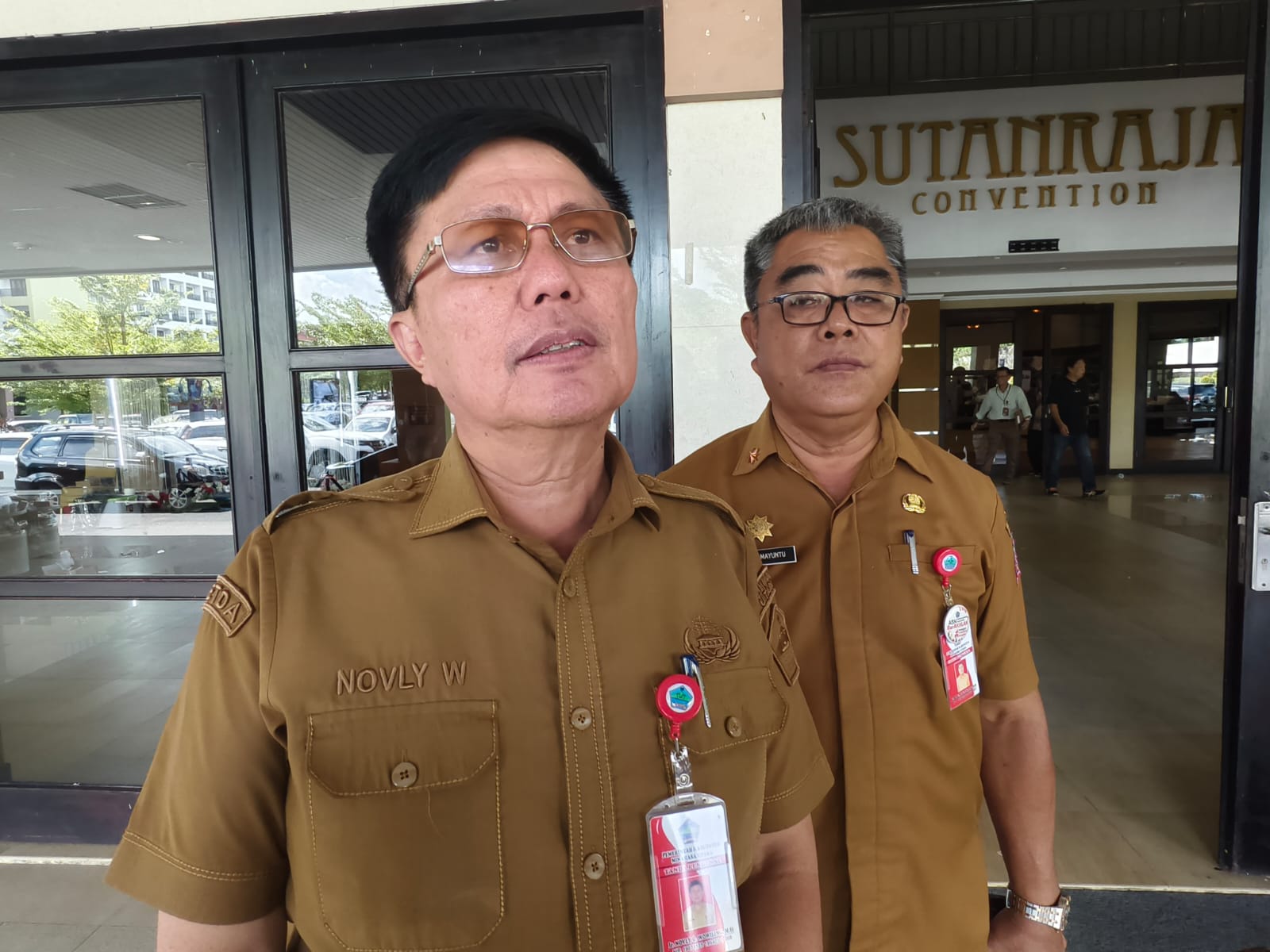 Sekretaris Daerah Minut Novly Wowiling didampingi Asisten 1 Umbase Mayuntu saat diwawancarai Awak media.