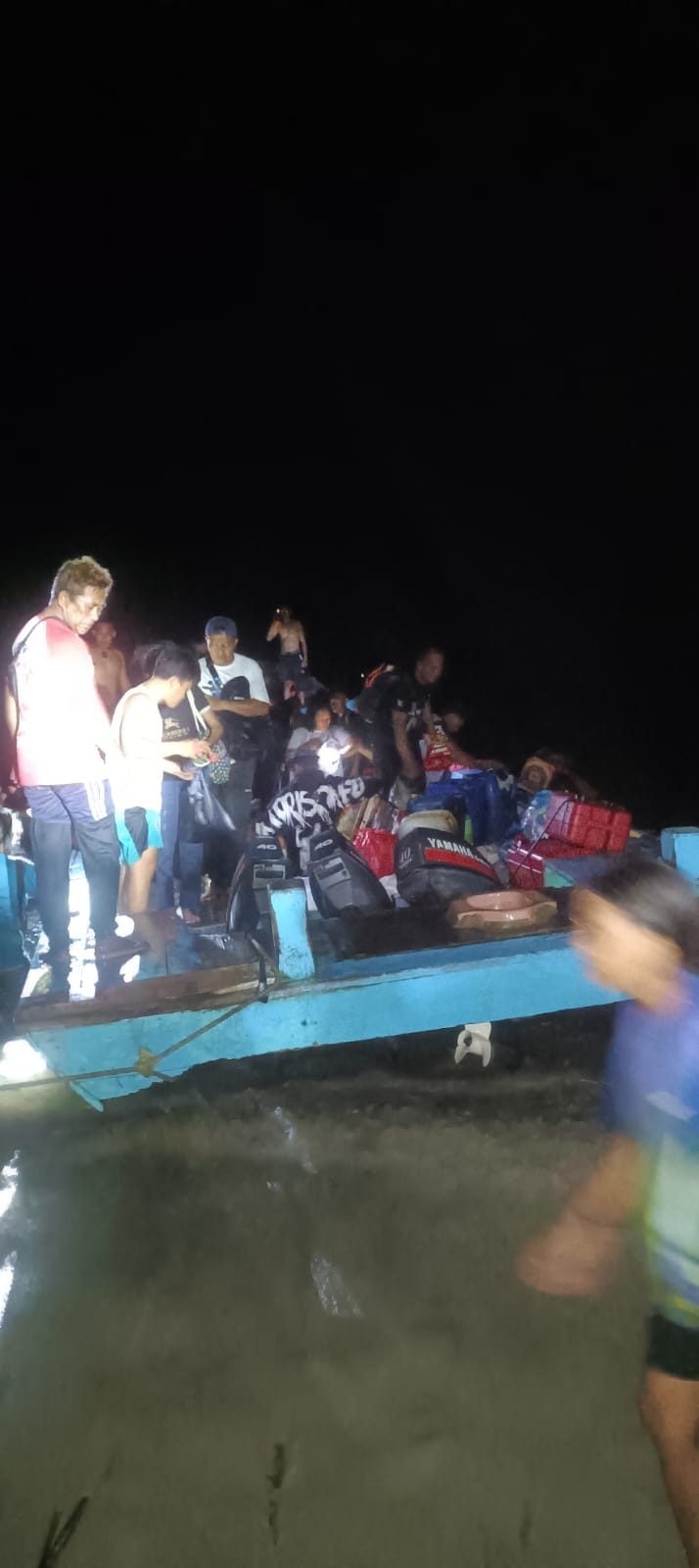 Para penumpang saat berhasil di evakuasi