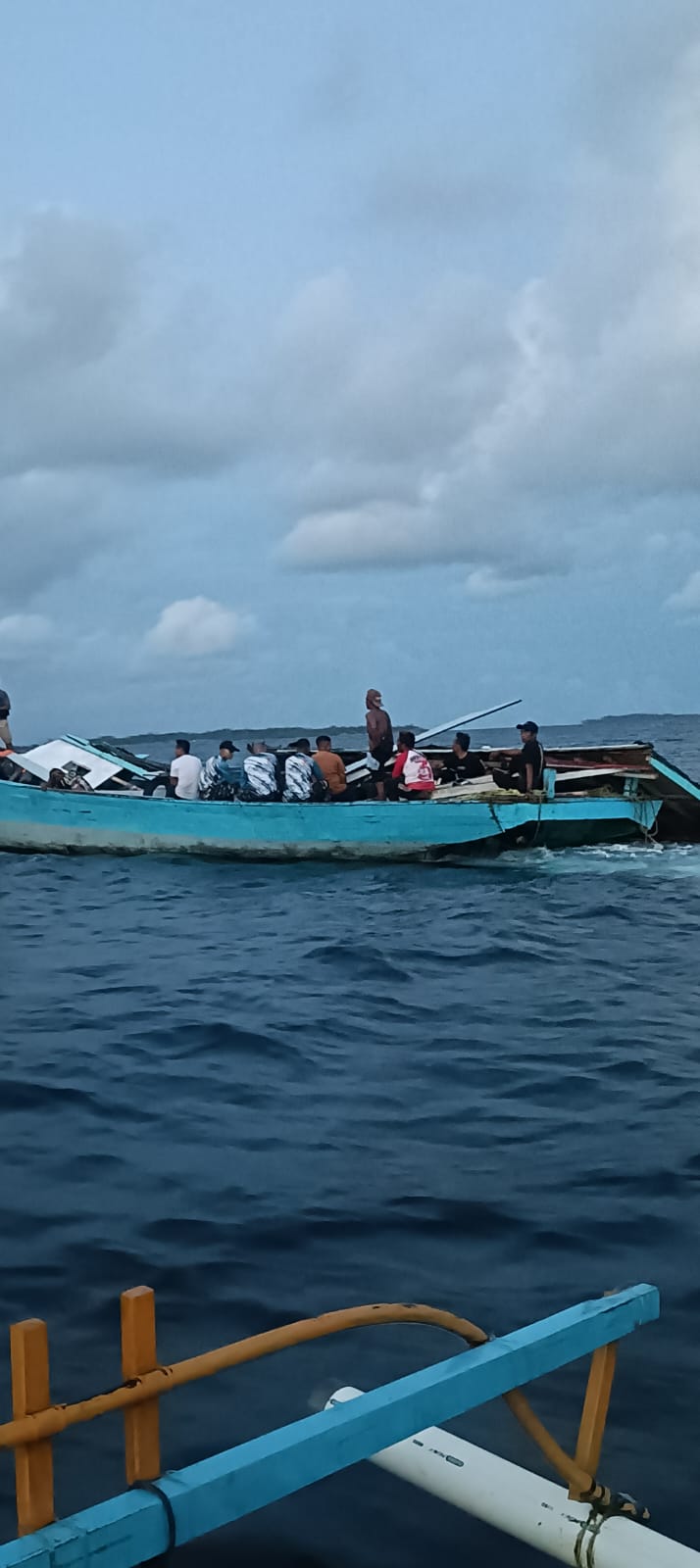 Kecelakaan Laut-Penumpang perahu yang mengalami dek patah saat hendak akan di evakuasi