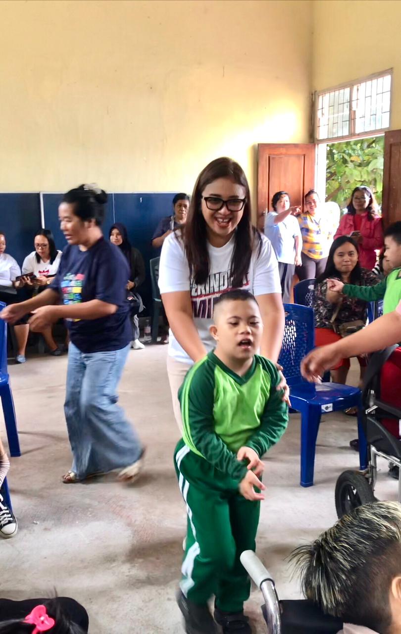Bakti Sosial-Ketua DPC Gerindra Minahasa Utara, Cynthia Erkles saat berada di SLB di Dimembe bersama para Kader Gerindra Minut