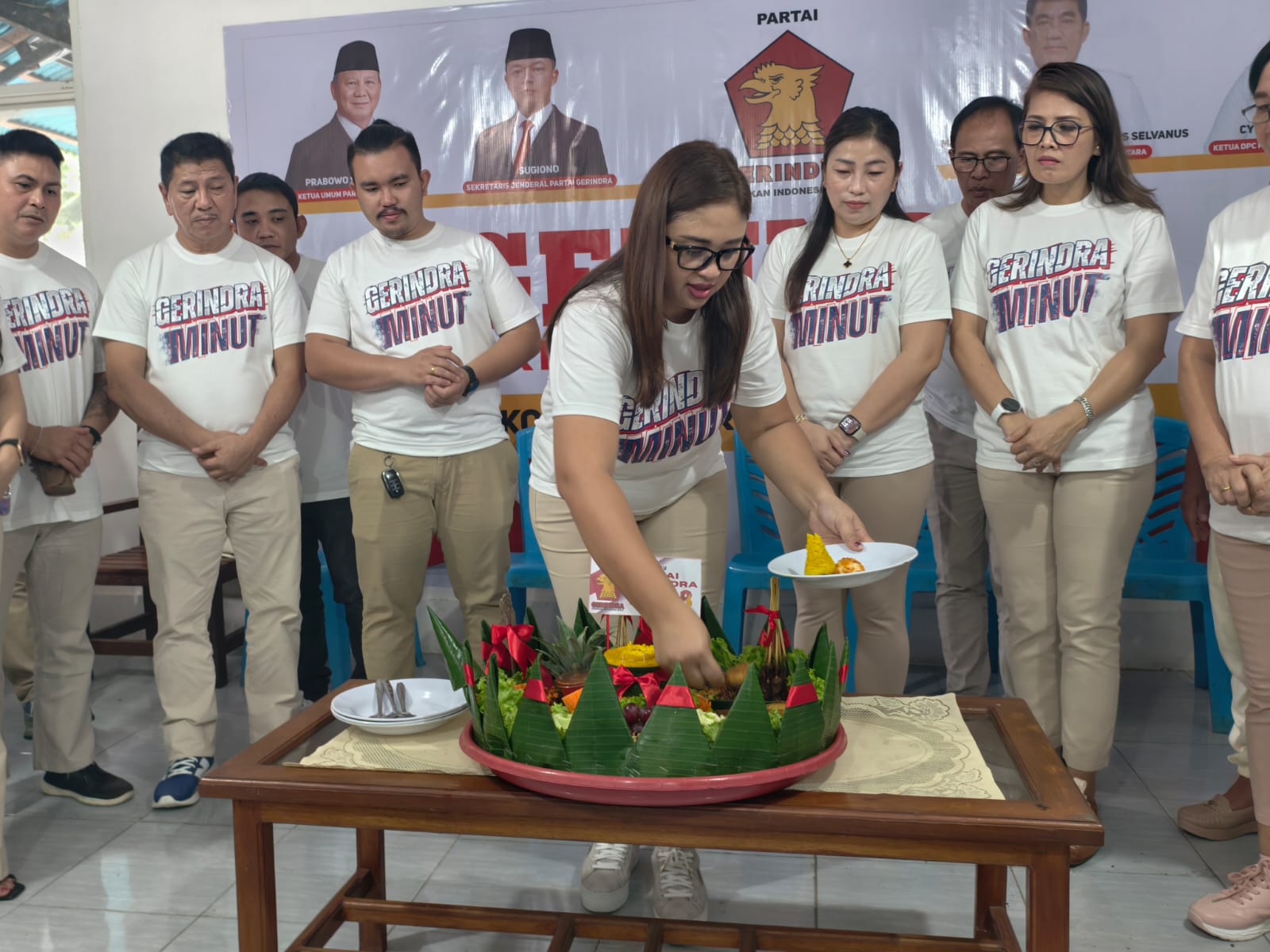 Sederhana-Ketua DPC Gerindra Minahasa Utara, Cynthia Erkles, SAB saat memotong tumpeng dalam perayaan 18 Tahun Partai Gerindra.