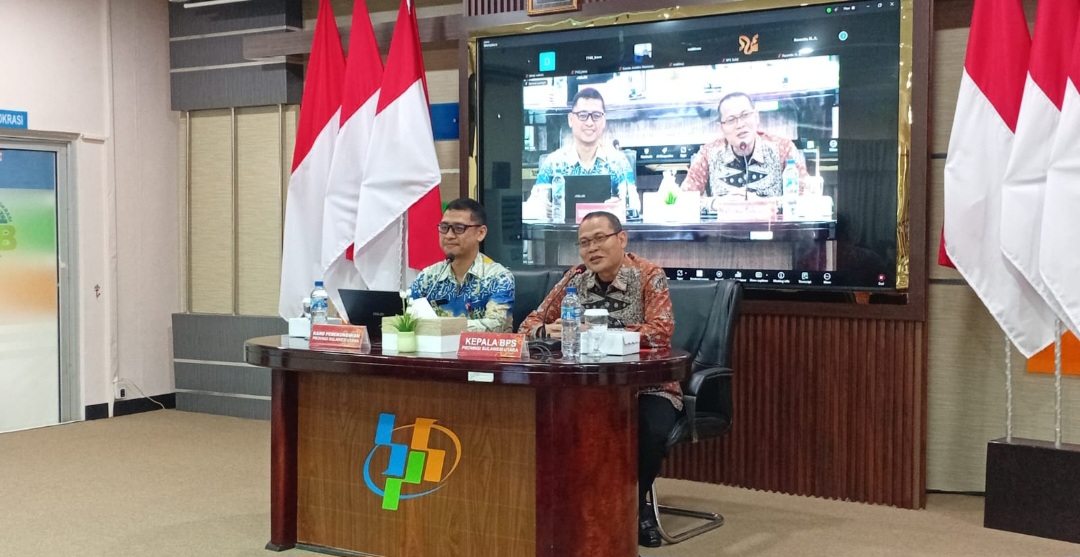 Kepala BPS Sulut, Agus Sudibyo didampingi Karo Ekonomi Pemprov Sulut Reza Dotulong di sela rilis PE .