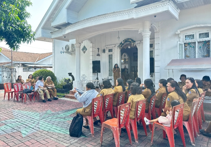 Gelar adat Tulude SMK Negeri 1 Bitung yang digelar di rumah kepala sekolah di Kelurahan Winenet II.(Dok Istimewa)
