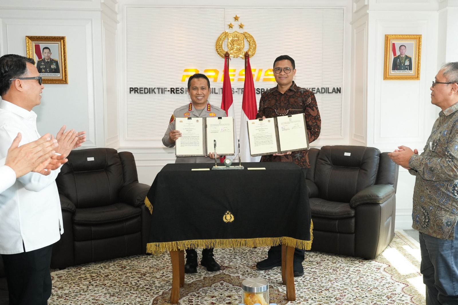 Direktur Jenderal Pajak Bimo Wijayanto bersama Kepala Badan Reserse Kriminal Polri Komisaris Jenderal Polisi Syahardiantono usai menandatangani perjanjian kerjasama.