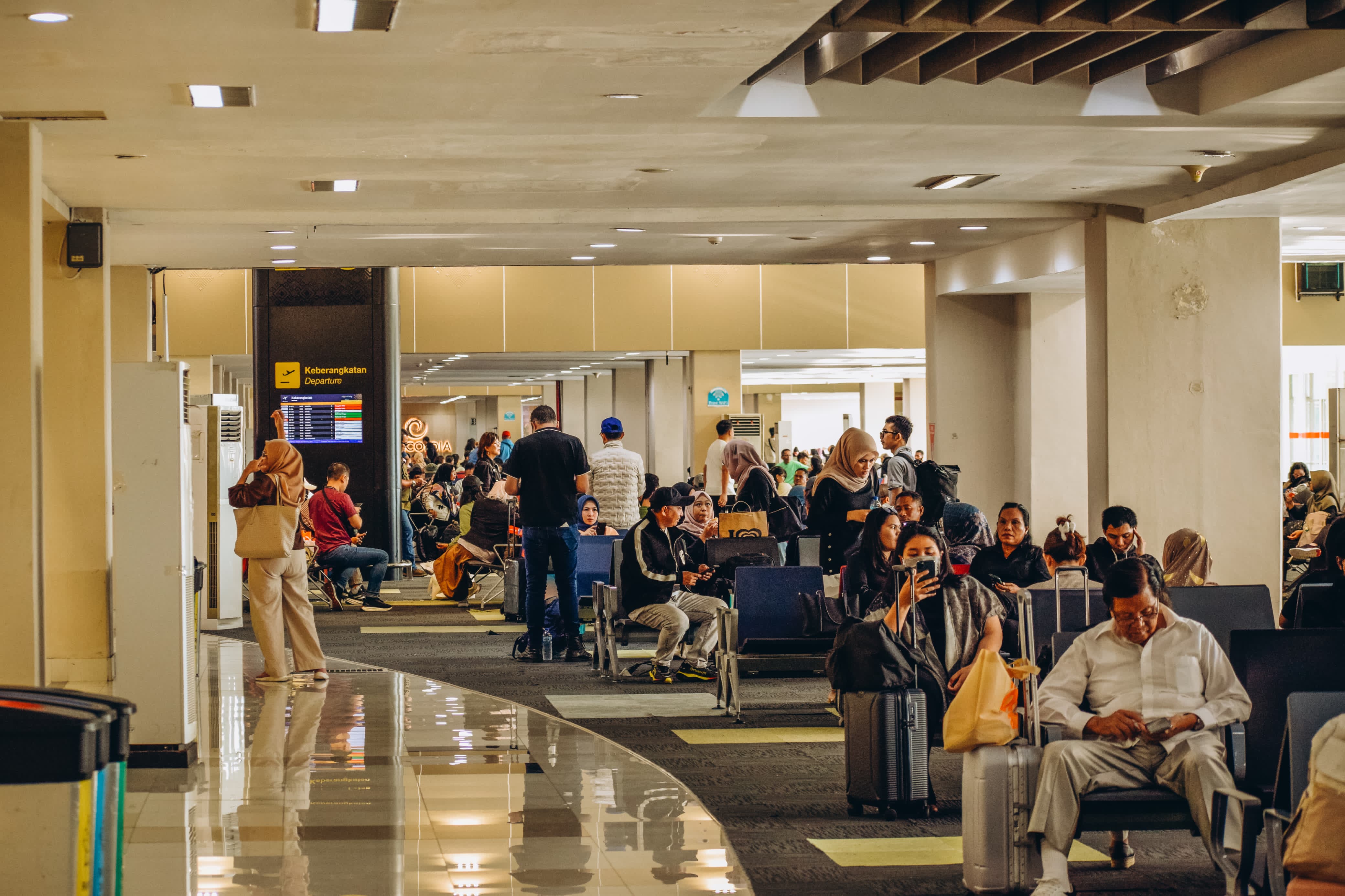 RAMAI: Suasana di ruang tunggu keberangkatan Bandara Internasional Samrat Manado.