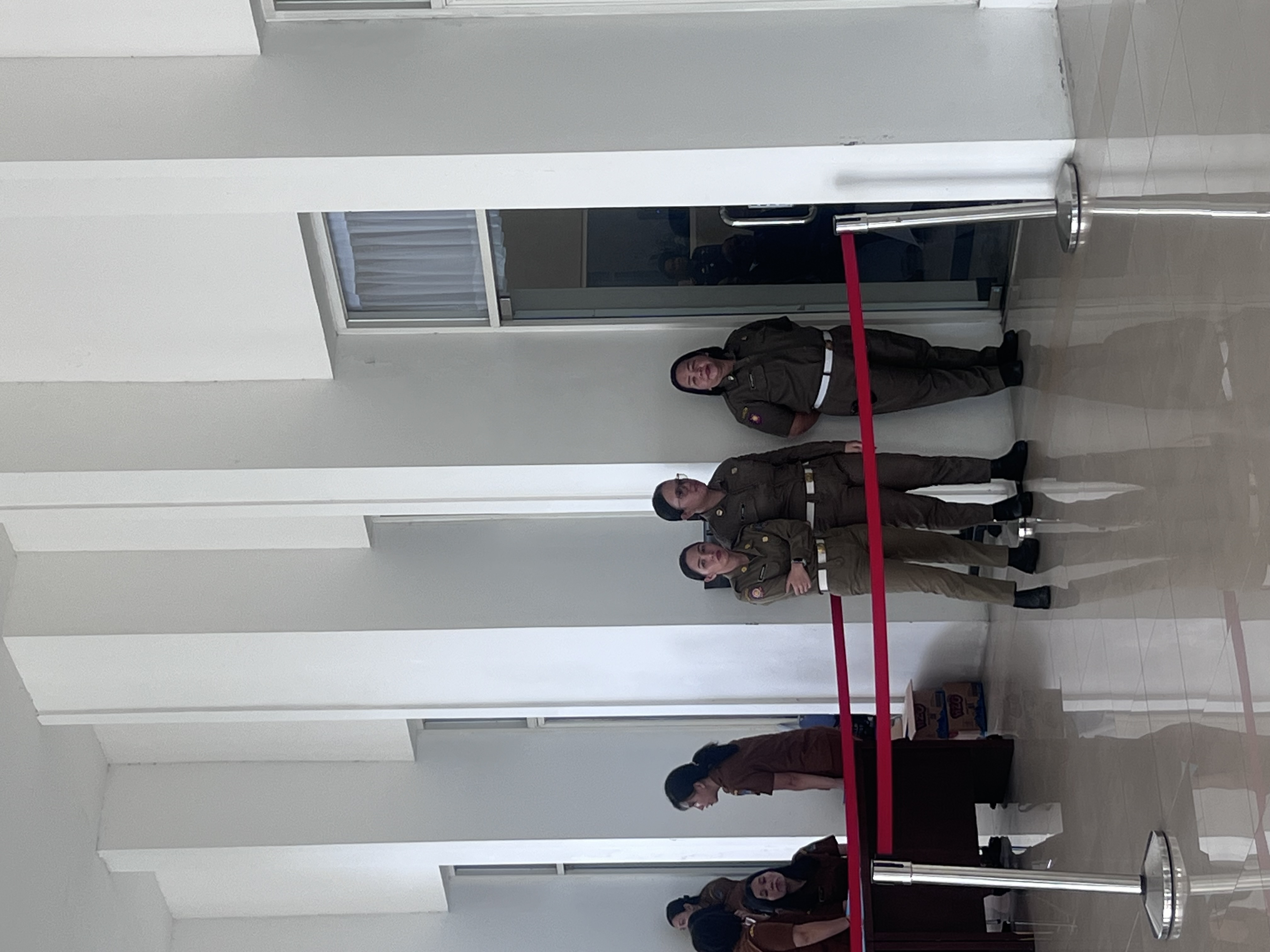 Suasana di luar lokasi pelantikan di Wisma Negara.