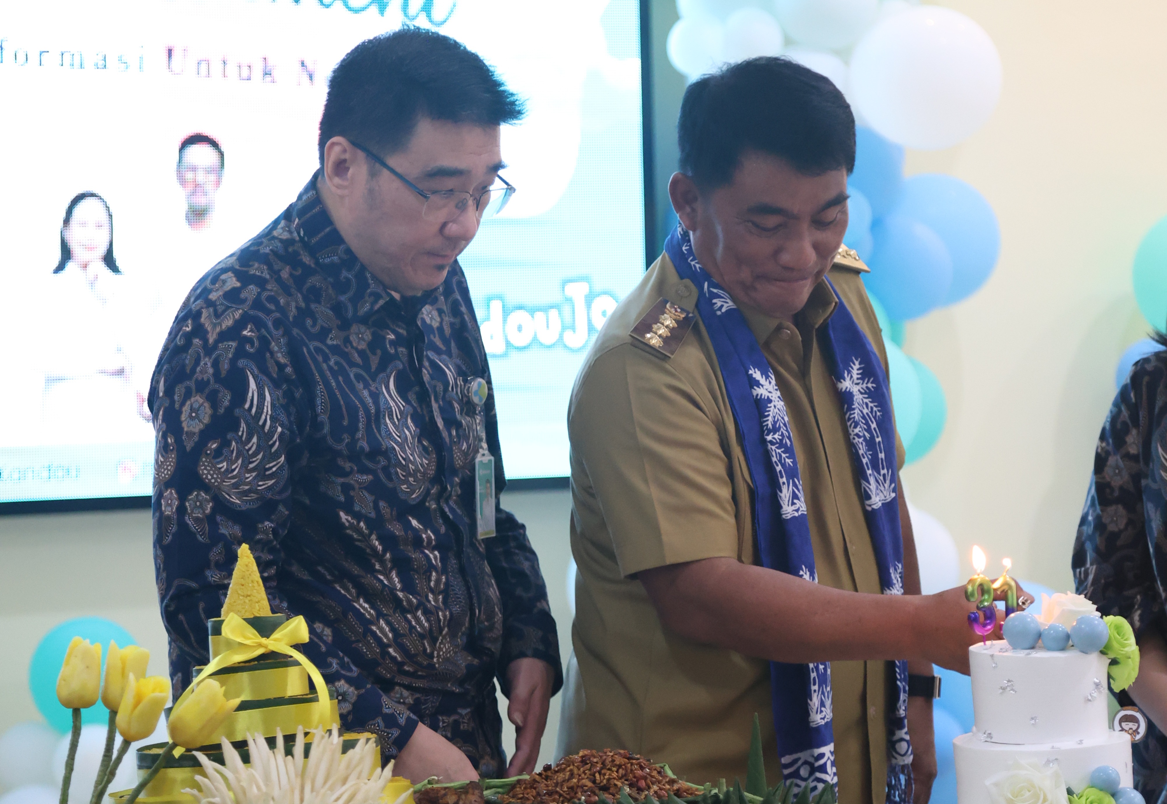 AKRAB: Gubernur menyalakan lilin ulang tahun peringatan HUT ke-31 RSUP Kandou.
