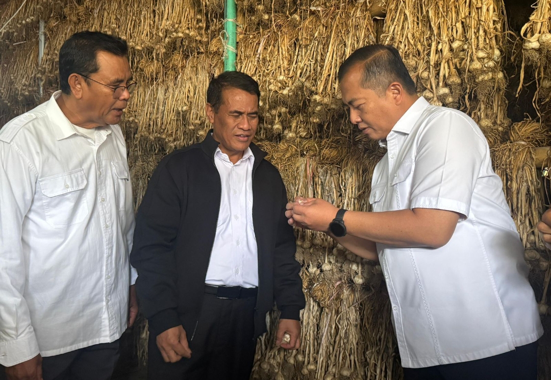 Mentan Amran (tengah) menetapkan NTB Menjadi Pusat Komoditas Bawang Putih dan Jagung Nasional