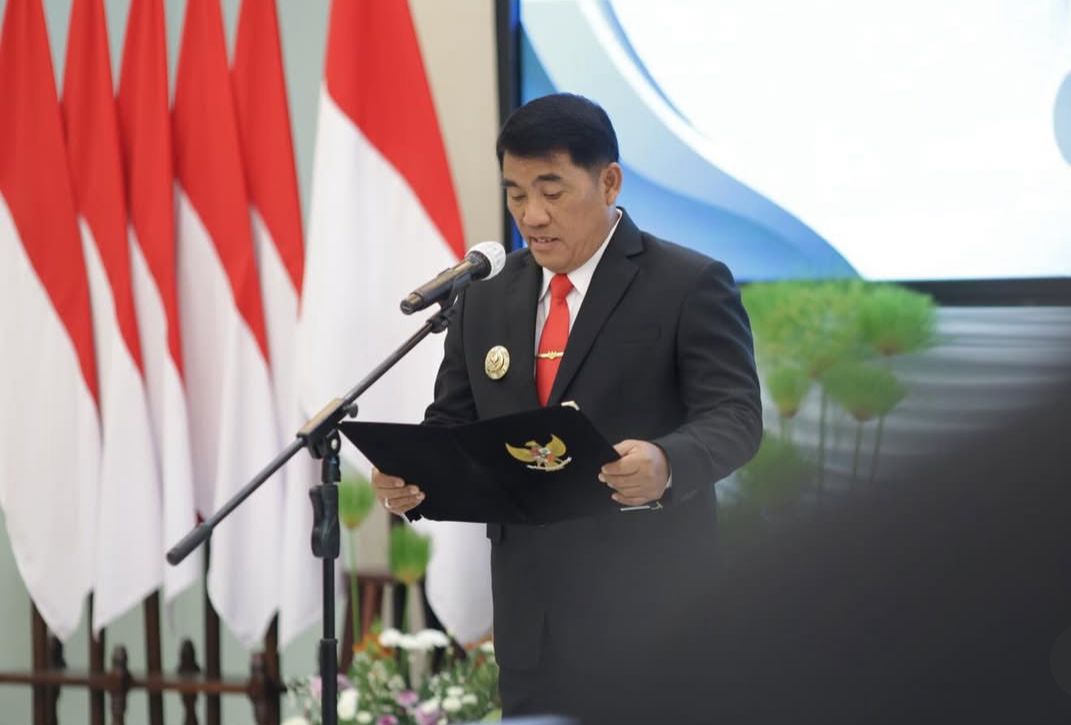 Gubernur Yulius Selvanus dalam pelantikan dan pengambilan sumpah pejabat di lingkup Pemprov Sulut, Senin (9/2).