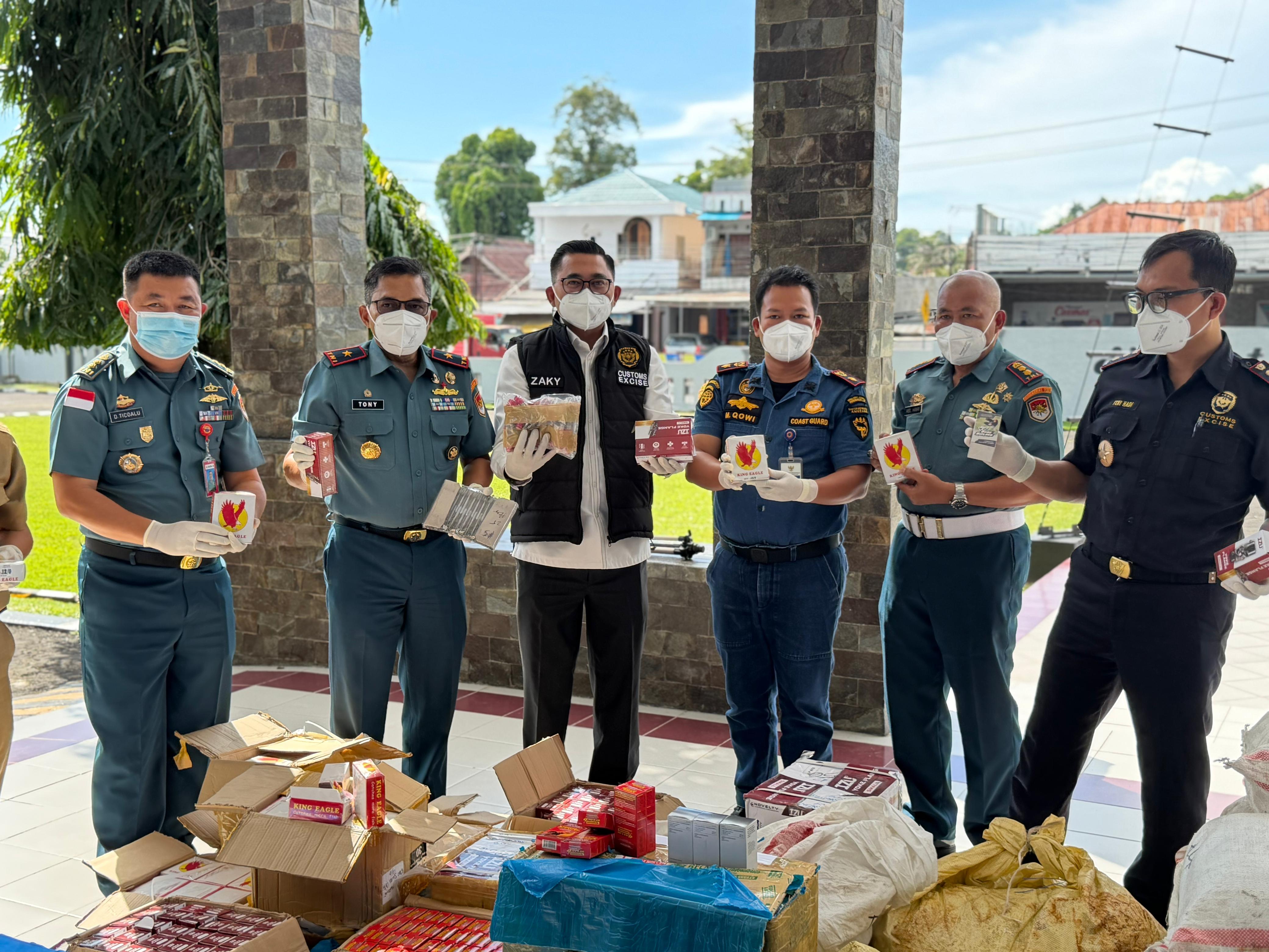 Kepala Kanwil Bea Cukai Sulbagtara, Zaky Firmansyah bersama jajaran saat memperlihatkan barang bukti berupa barang ilegal yang berhasil diamankan.