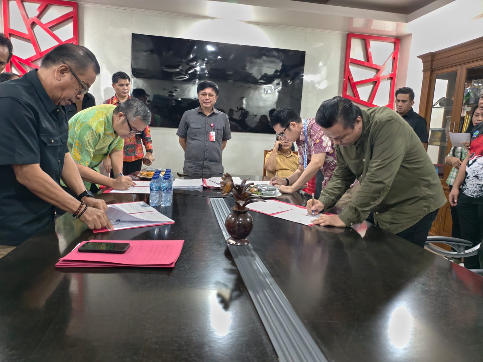 Direktur Manado Post Tommy Waworundeng bersama Pimpinan Media lain saat melakukan penandatanganan MOU dengan Pemkab Minut