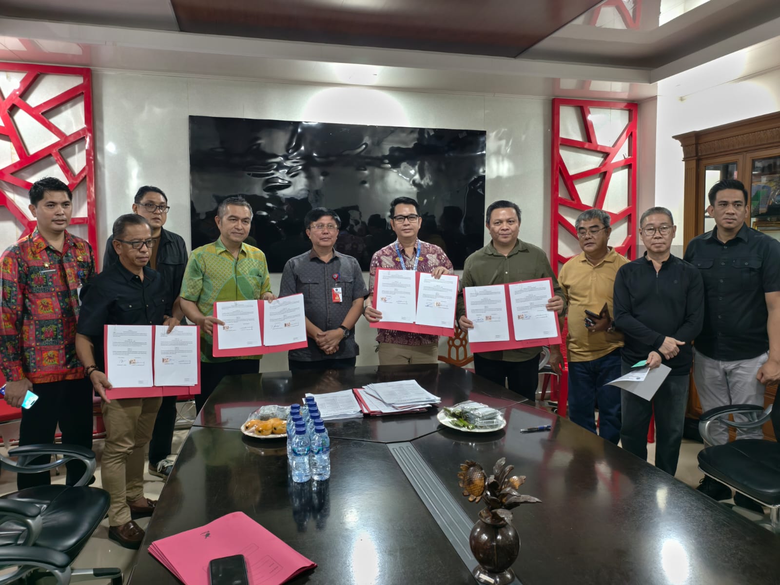 Pemerintah Kabupaten Minahasa Utara bersama Direktur Manado Post Tommy Waworundeng bersama Pimpinan Media lainnya secara simbolis melakukan MOU Kerja sama 