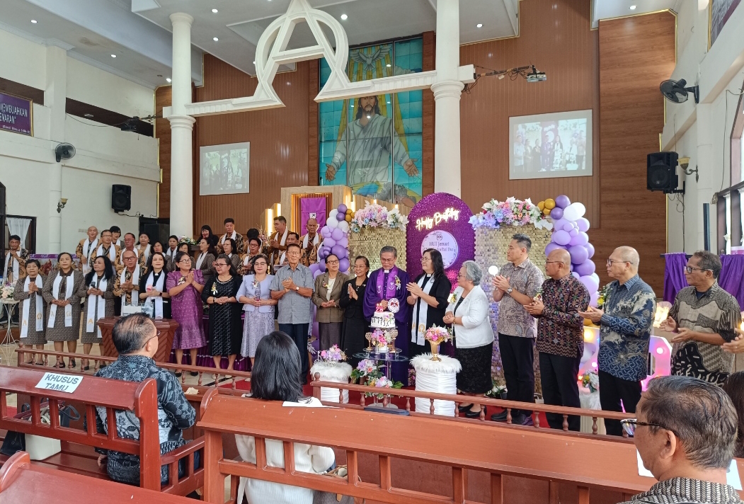 Sukacita terpancar saat puncak ibadah syukur HUT GMIM Yudea Paal Dua ditandai dalam peniupan lilin ulang tahun ke 28