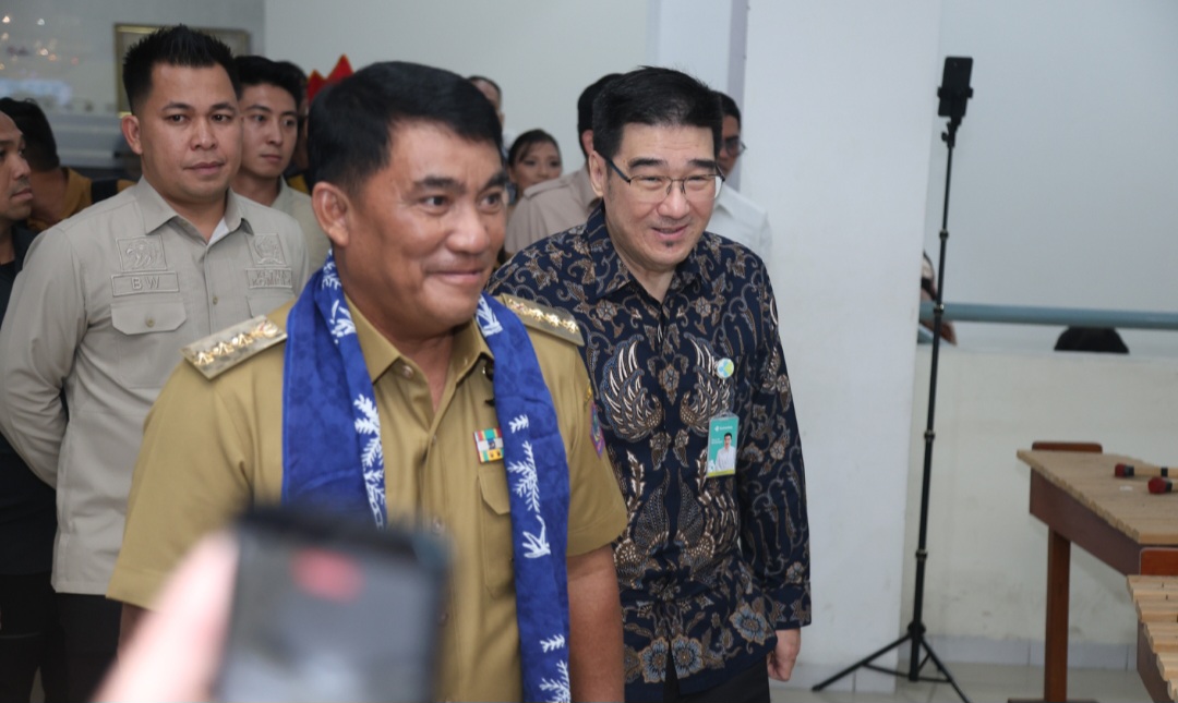 AKRAB: dr Starry Rampengan sewaktu mendampingi Gubernur yang berkunjung di RSUP Kandou.