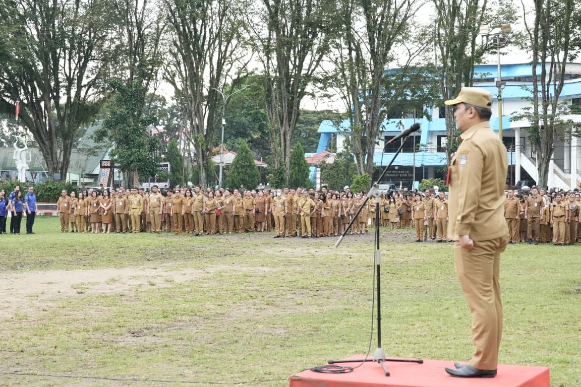 Sekkot Manado Steaven Dandel saat menjadi irup dalam apel perdana di Bulan Maret, Senin (2/3) di Lapangan Sparta Tikala 