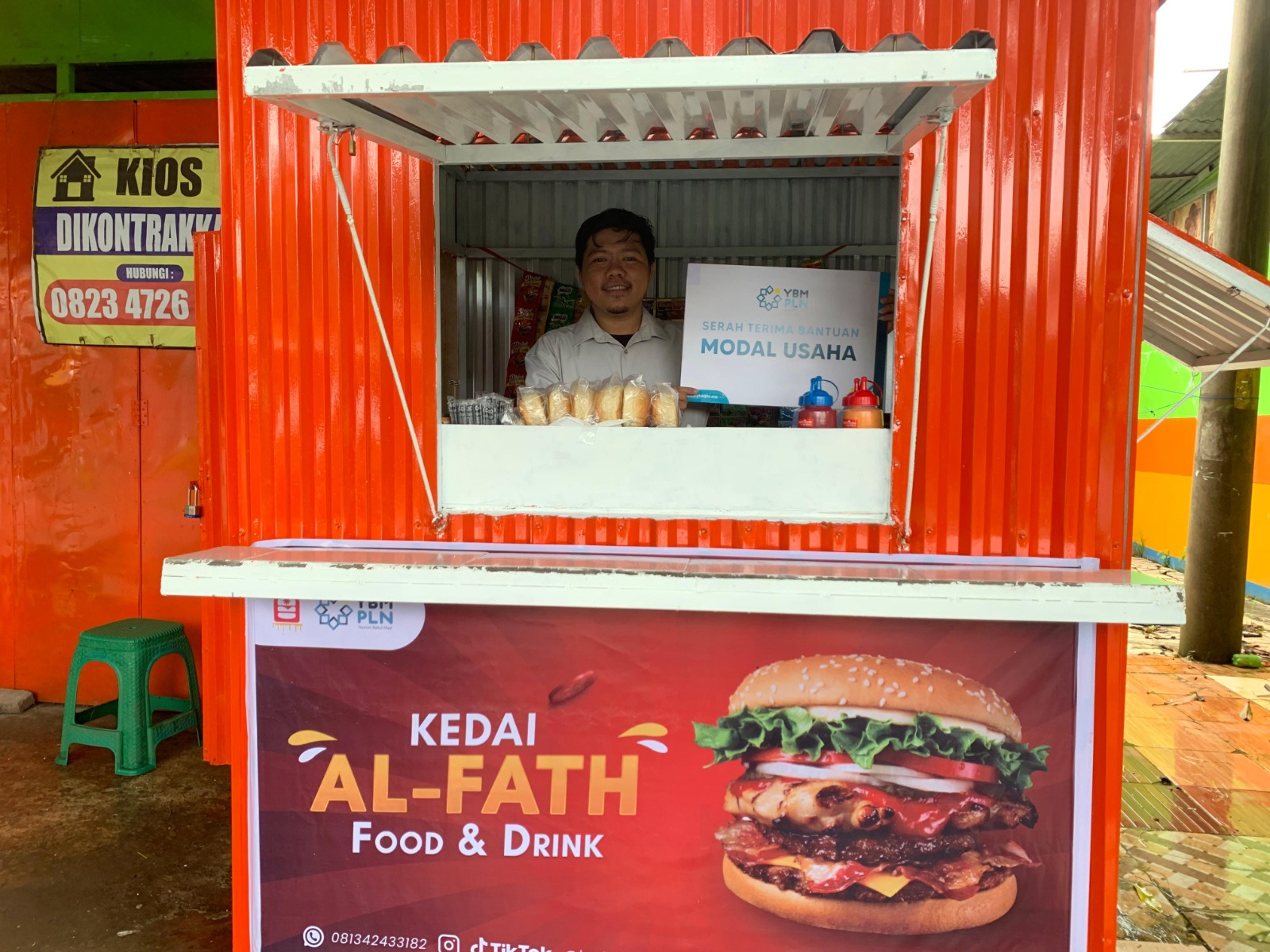 Syahril menunjukkan bantuan modal usaha dari YBM PLN UIP3B Sulawesi yang menjadi titik awal pengembangan usahanya. 