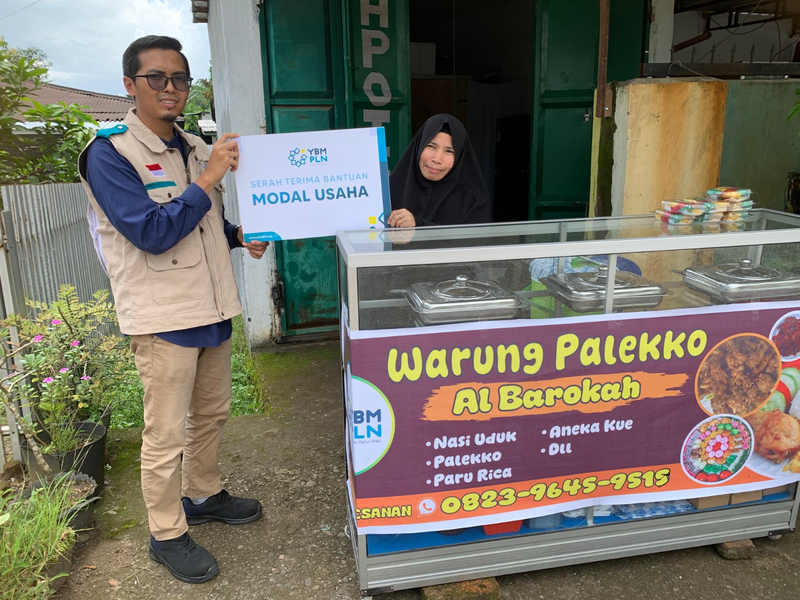 Amil YBM PLN UIP3B Sulawesi menyerahkan bantuan modal usaha kepada Ibu Nasriani sebagai bagian dari program pemberdayaan ekonomi masyarakat di bulan Ramadhan. 