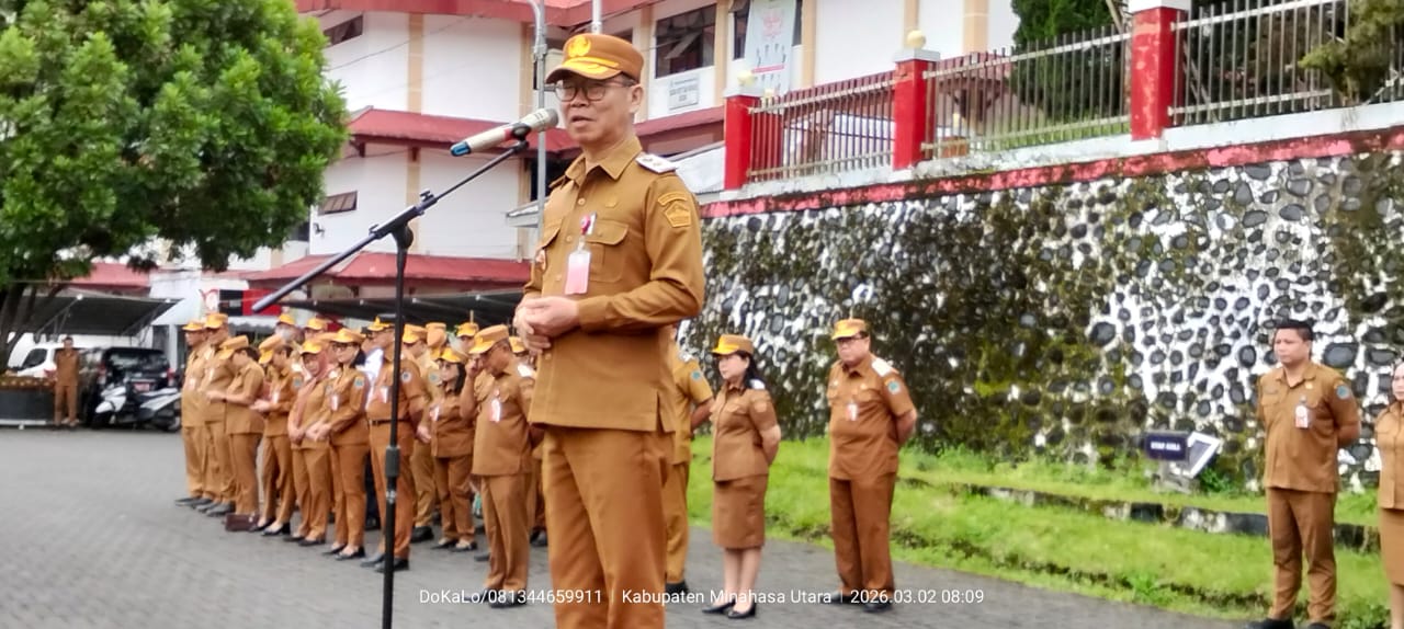 Penegasan-Asisten III Setdakab Minut Jossy Kawengian mewakili Bupati Joune Ganda saat memimpin apel.