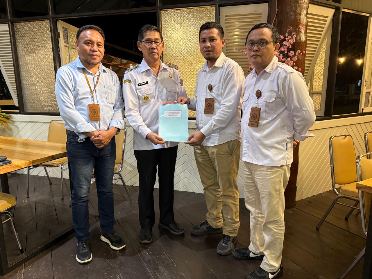 Direksi Perumda Pasar Kota Bitung saat menyerahkan hasil audit kepada Wali Kota Bitung Hengky Honandar selaku Kuasa Pemilik Modal.(Dok Istimewa)