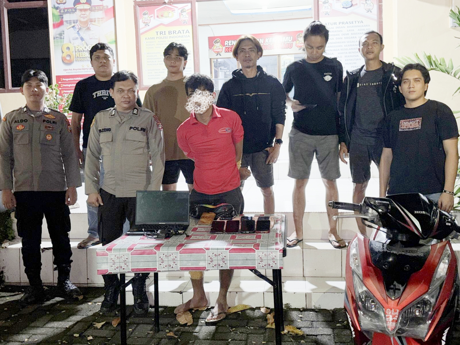Terciduk-Personil Tim Khusus (Timsus) Satya Polres Minahasa Utara  saat menggelandang Pelaku diserahkan ke Polsek Airmadidi bersama barang bukti.  