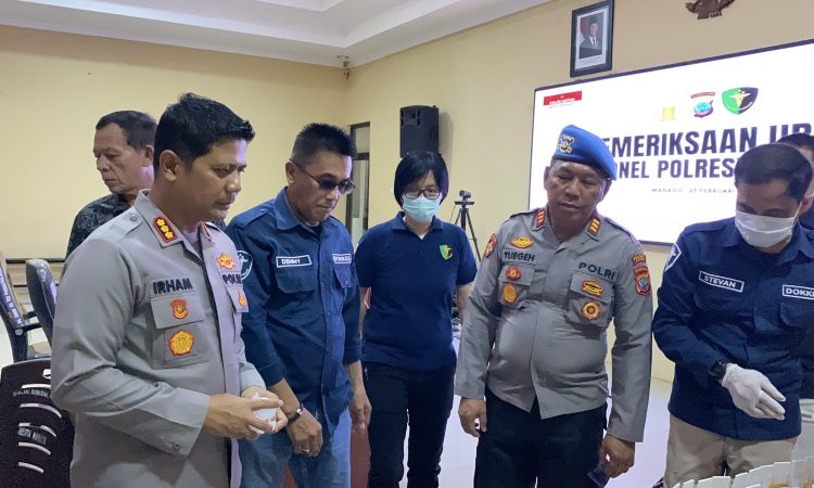 Suasana tes urine mendadak terhadap seluruh personel Polresta Manado, belum lama ini dipimpin langsung Kapolres.