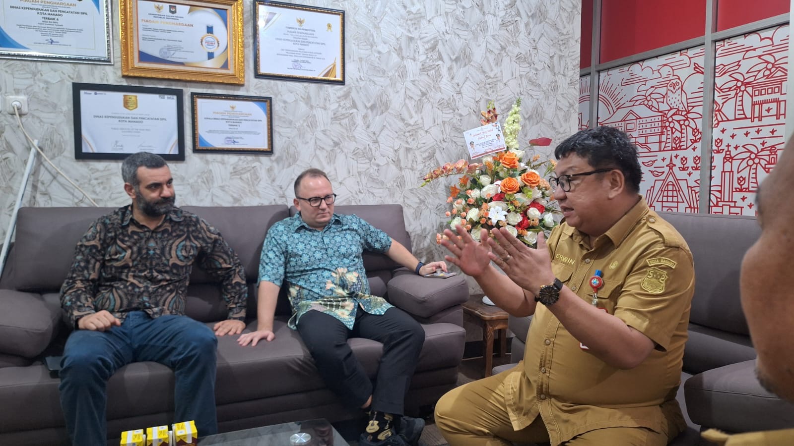 Disdukcapil Kota Manado saat menerima kunjungan World Bank untuk melihat kangsung pelayanan dan inovasi.