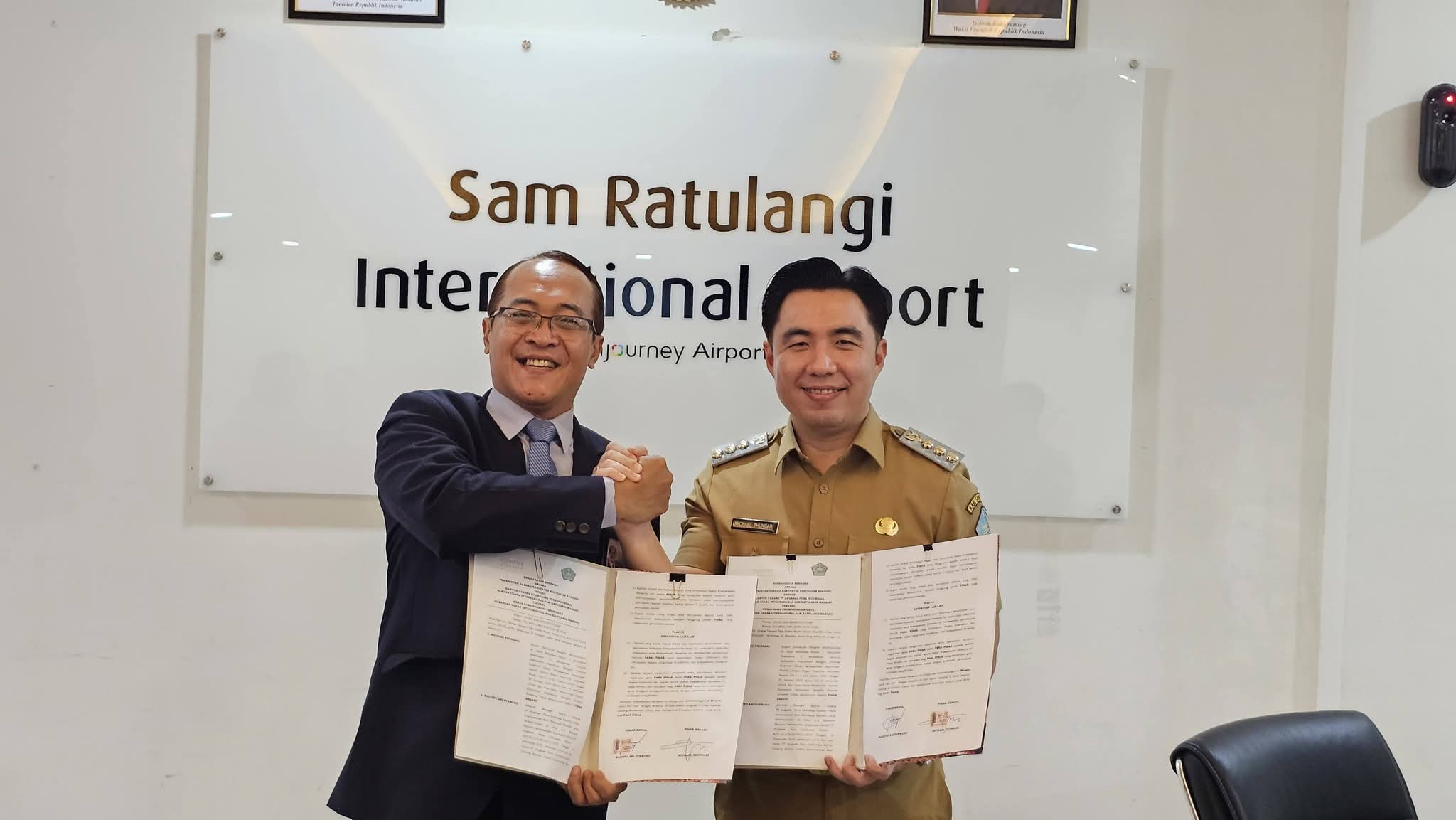 GM Angkasa Pura I Radityo Ari Purwoko dan Bupati Sangihe Michael Thungari.