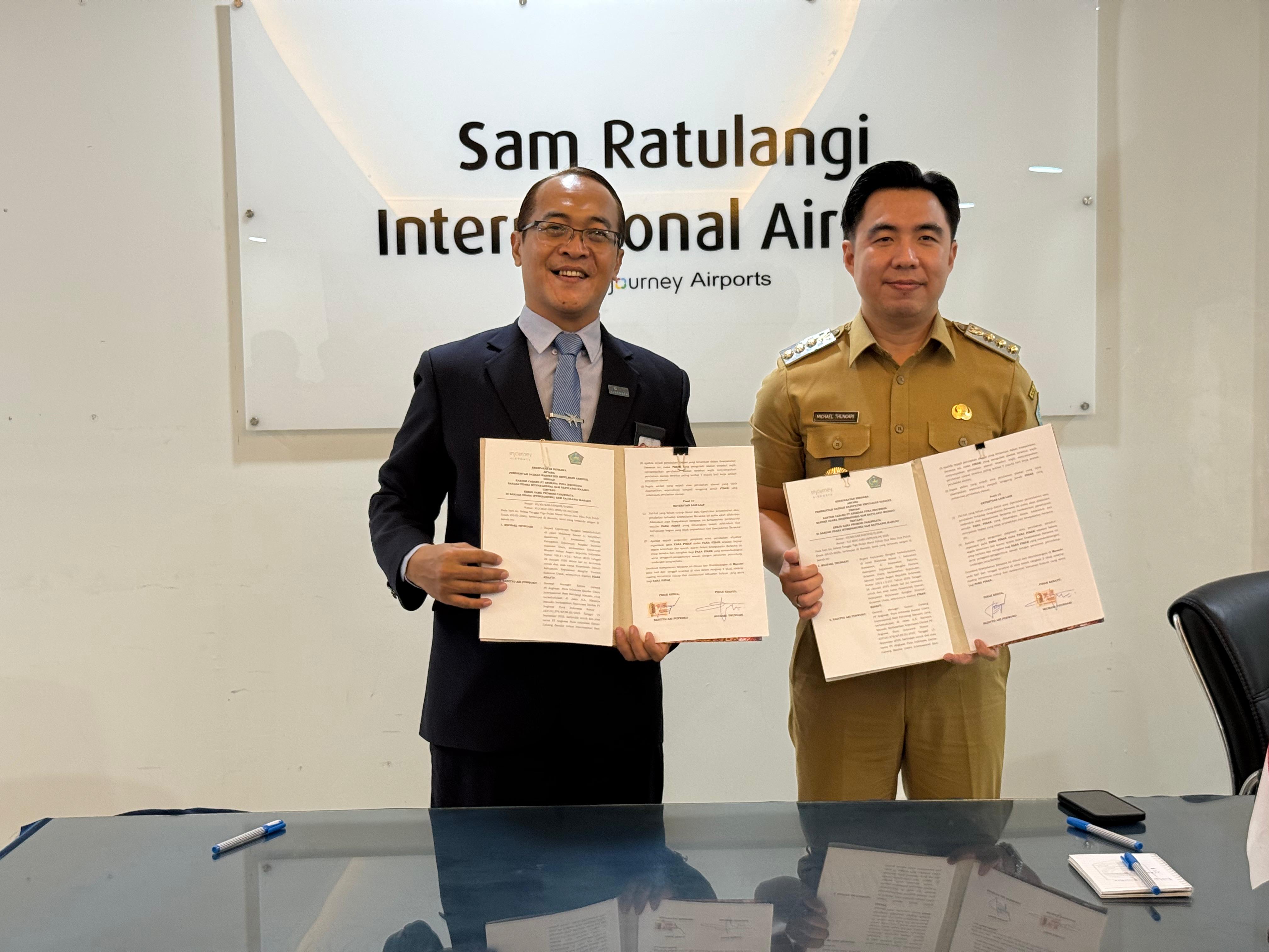 Bupati Sangihe Michael Thungari bersama GM Bandara Internasional Samrat Manado Radityo Ari Purwoko usai menandatangani Kerja Sama Promosi Wisata di Area Bandara, Selasa (3/3).