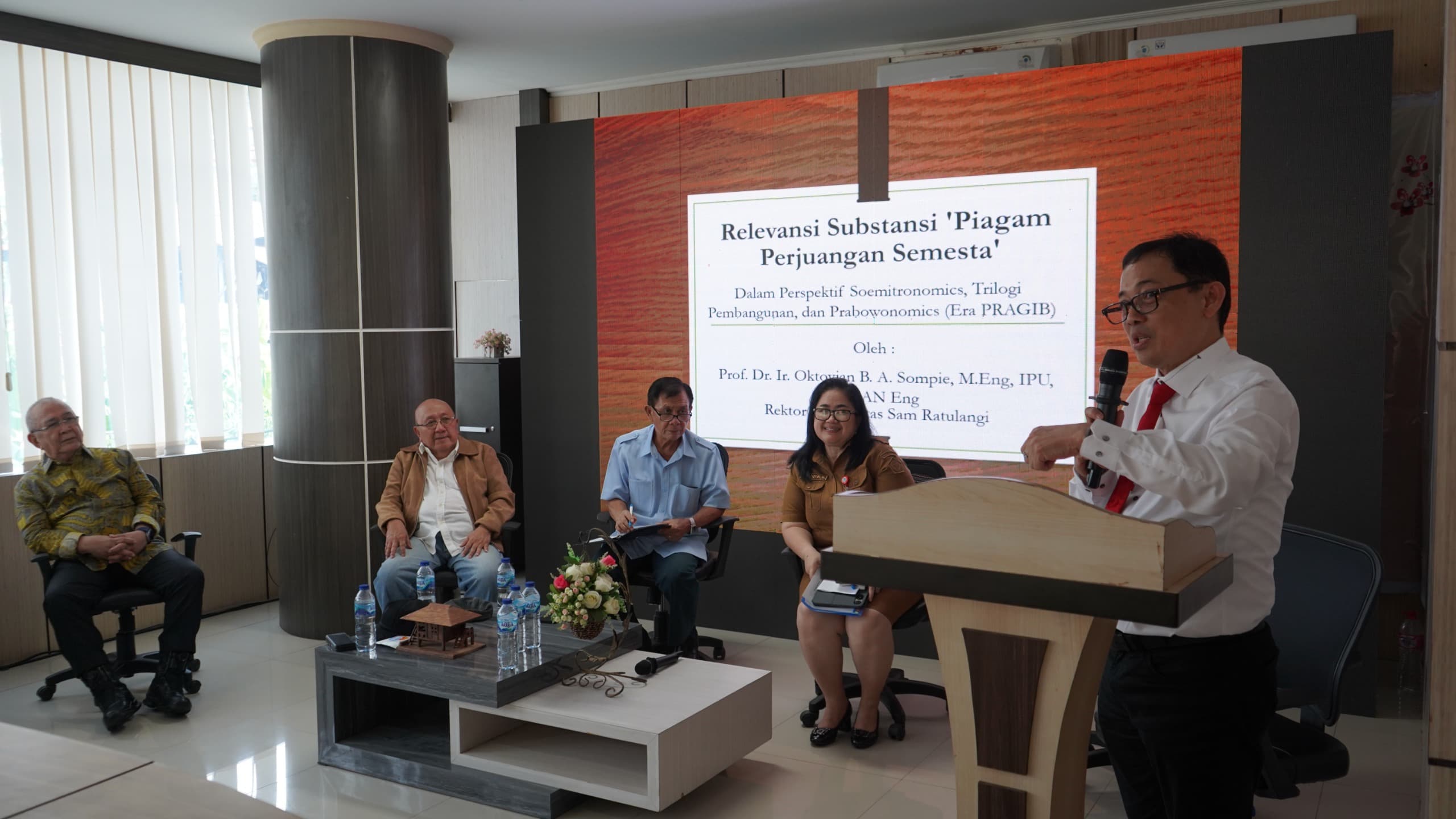 Rektor Unsrat Manado Prof Berty Sompie turut jadi pembicara dalam diskusi panel di Grha Pena Manado Post