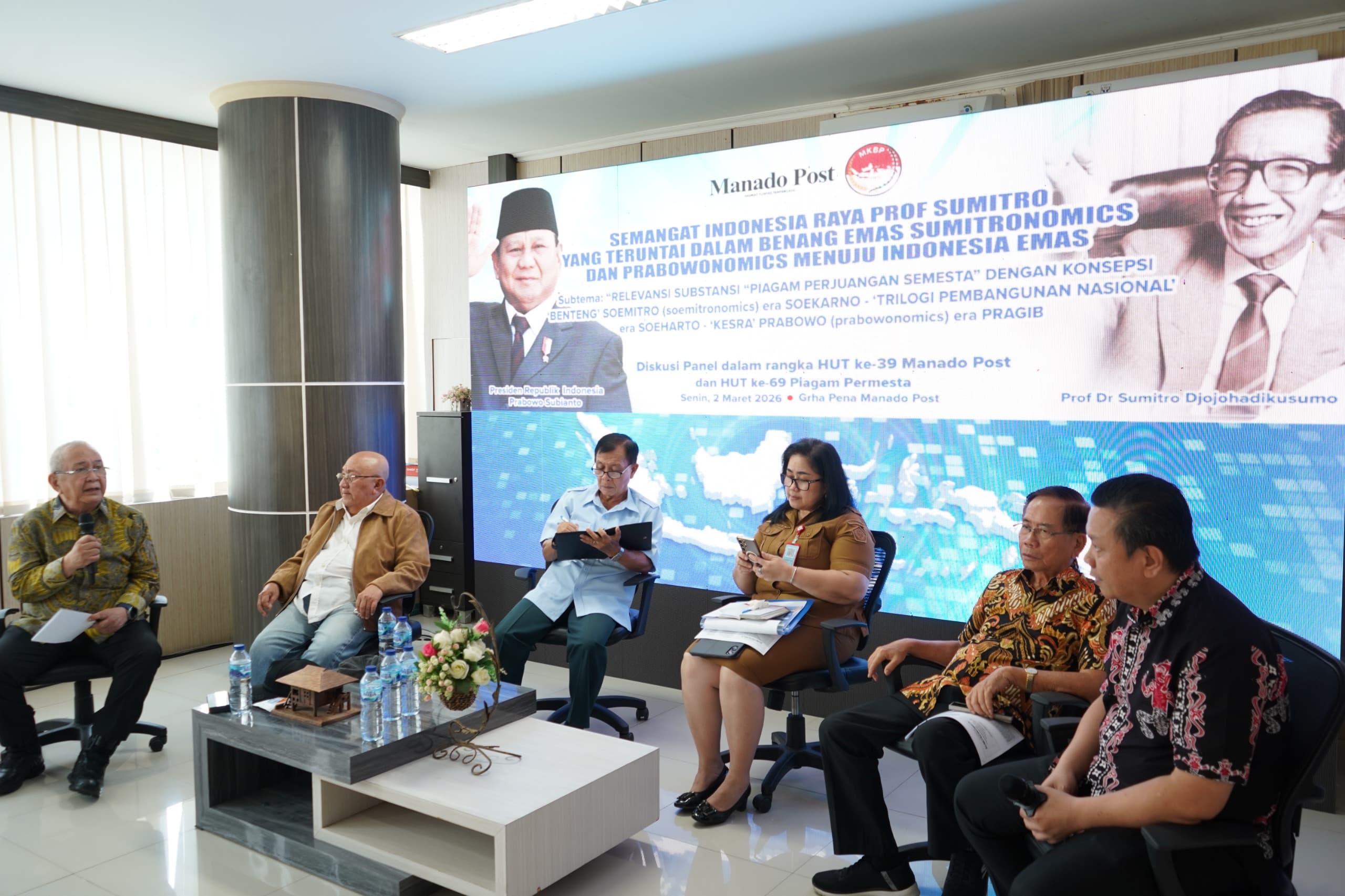 Ketua MKB Permesta Philip Pantouw saat jadi pembicara utama bersama Willy Rawung, Elisa Regar, Elvira Katuuk, Johnny Lieke, yang dipandu moderator Tommy Waworundeng