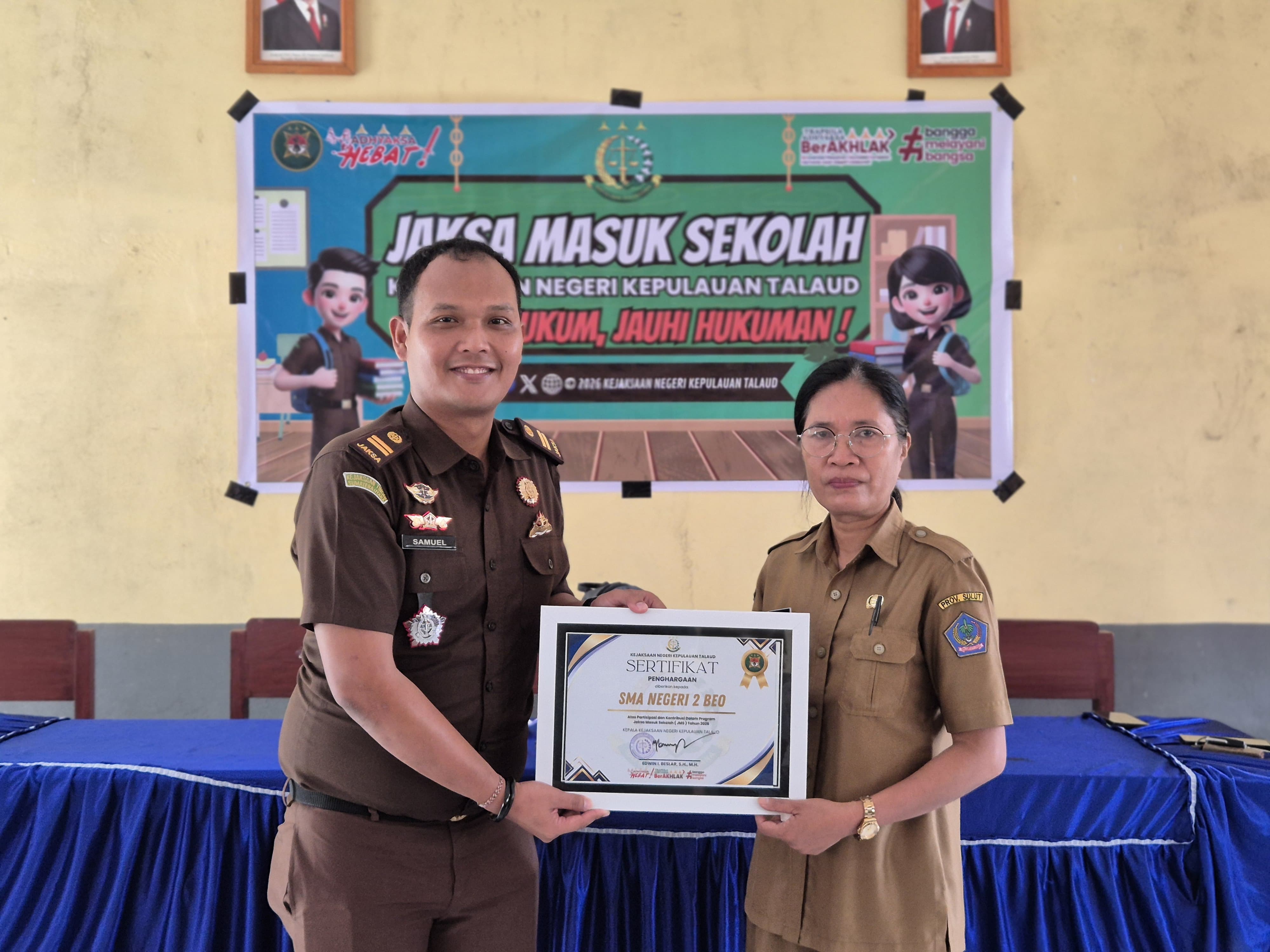 TURUN LANGSUNG: Melalui Program JMS, Tim Intelijen Kejari Talaud menggelar penyuluhan hukum bertema Kenali Hukum Jauhi Hukuman di SMA Negeri 2 Beo, Desa Niampak. 