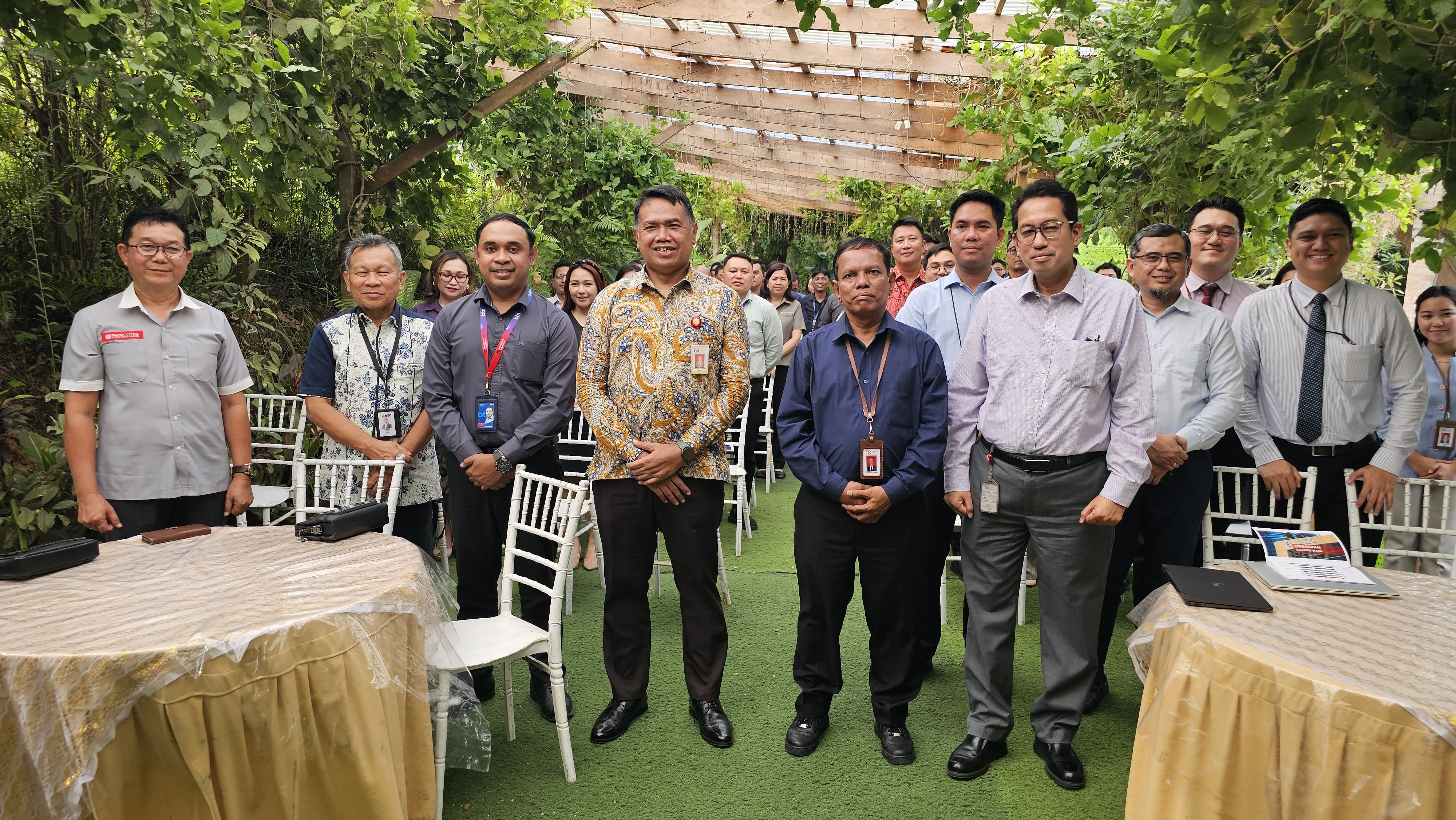 Kepala OJK Robert Sianipar bersama jajaran dan pimpinan perbankan di sela kegiatan Media Update, Rabu (4/3).