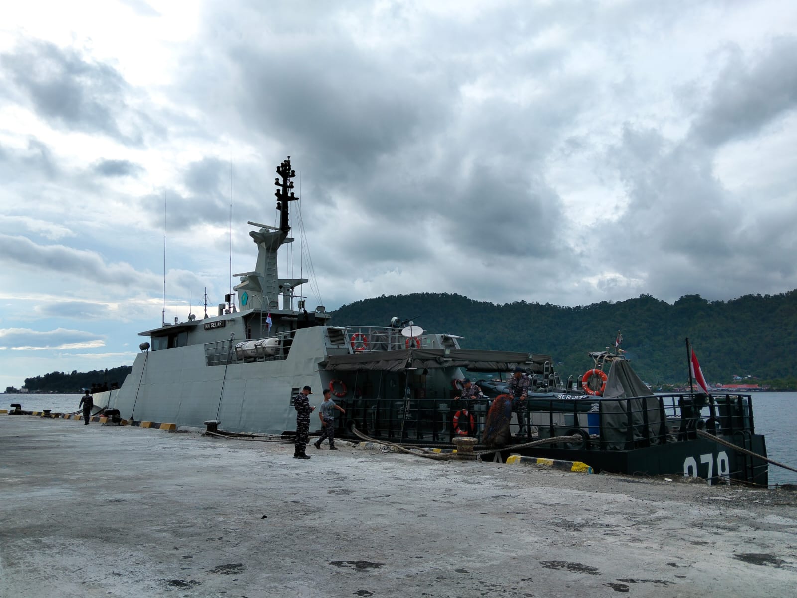 Kehadiran kapal perang Republik Indonesia, KRI Selar-879, di Pelabuhan Nusantara Tahuna.
