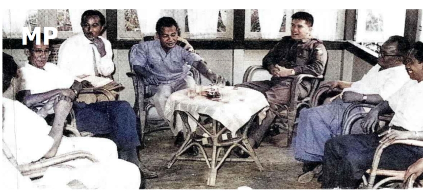 Prof Sumitro Djojohadikusumo dengan Ventje Sumual dan petinggi Permesta lainnya di Kinilow Tomohon  sebelum Piagam Permesta dibuat