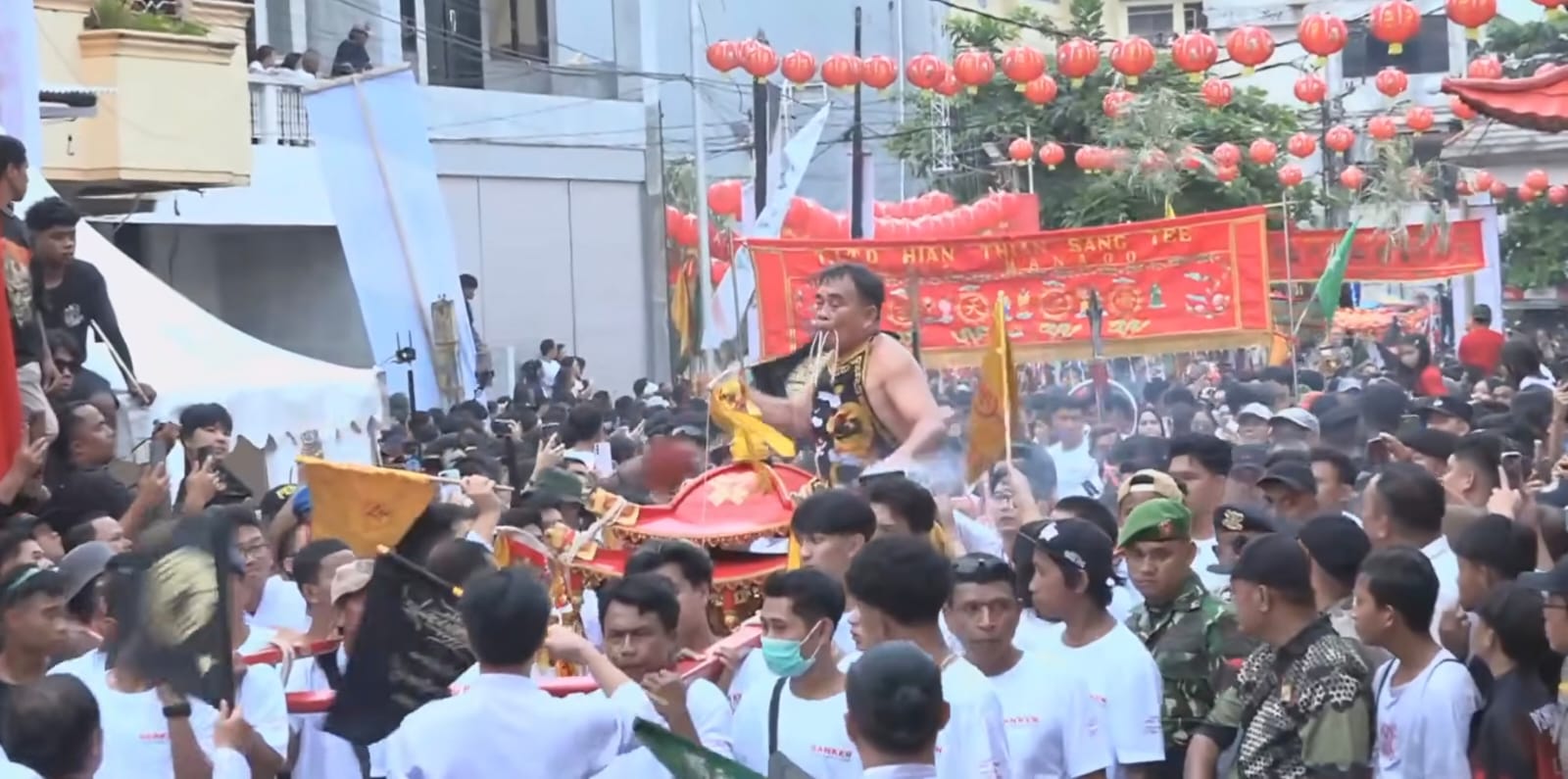 Nampak prosesi Perayaan Imlek Cap Go Meh 2577, Selasa (3/3) di Kawasan Kampung Cina, Kota Manado