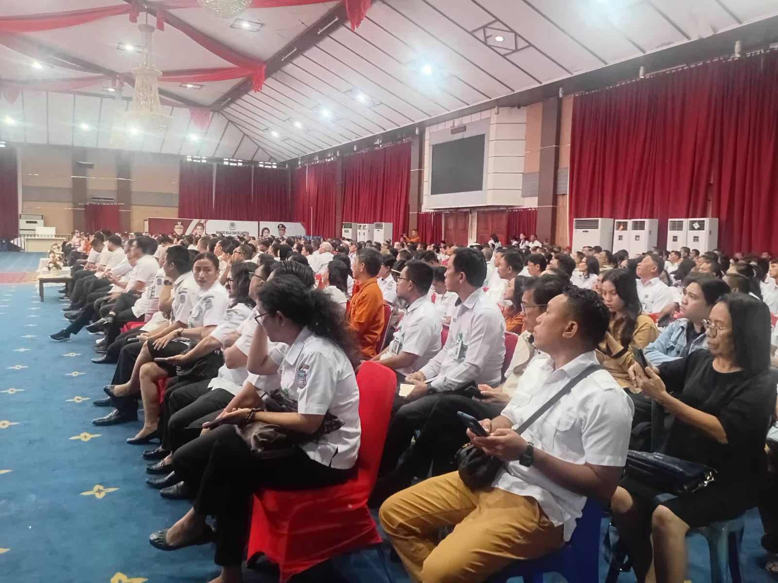 Lurah dan para Ketua Lingkungan di Kota Manado saat mendengarkan arahan Wali Kota dan mengikuti kegiatan sosialisasi, Rabu (4/3).