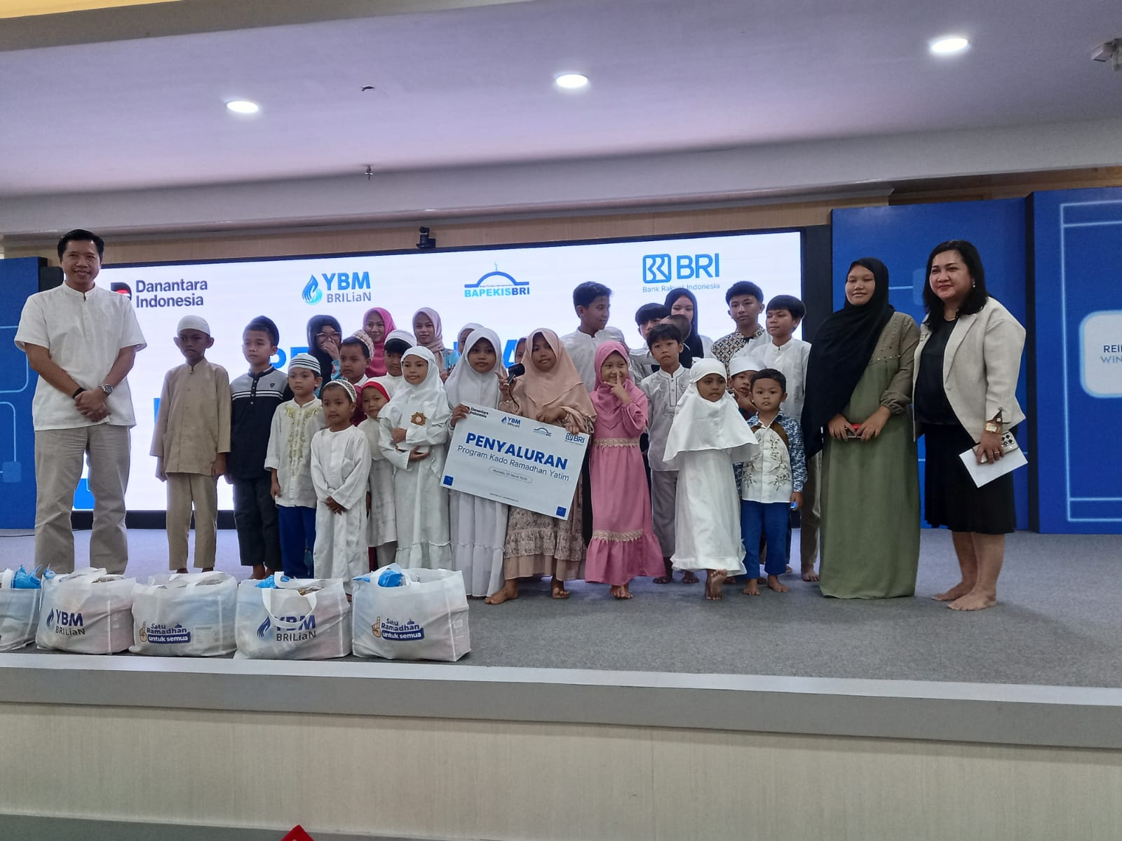 Regional Chief Executive Officer (RCEO) BRI Region 16 Manado, Elizabeth Primasari bersama anak-anak Panti Asuhan.
