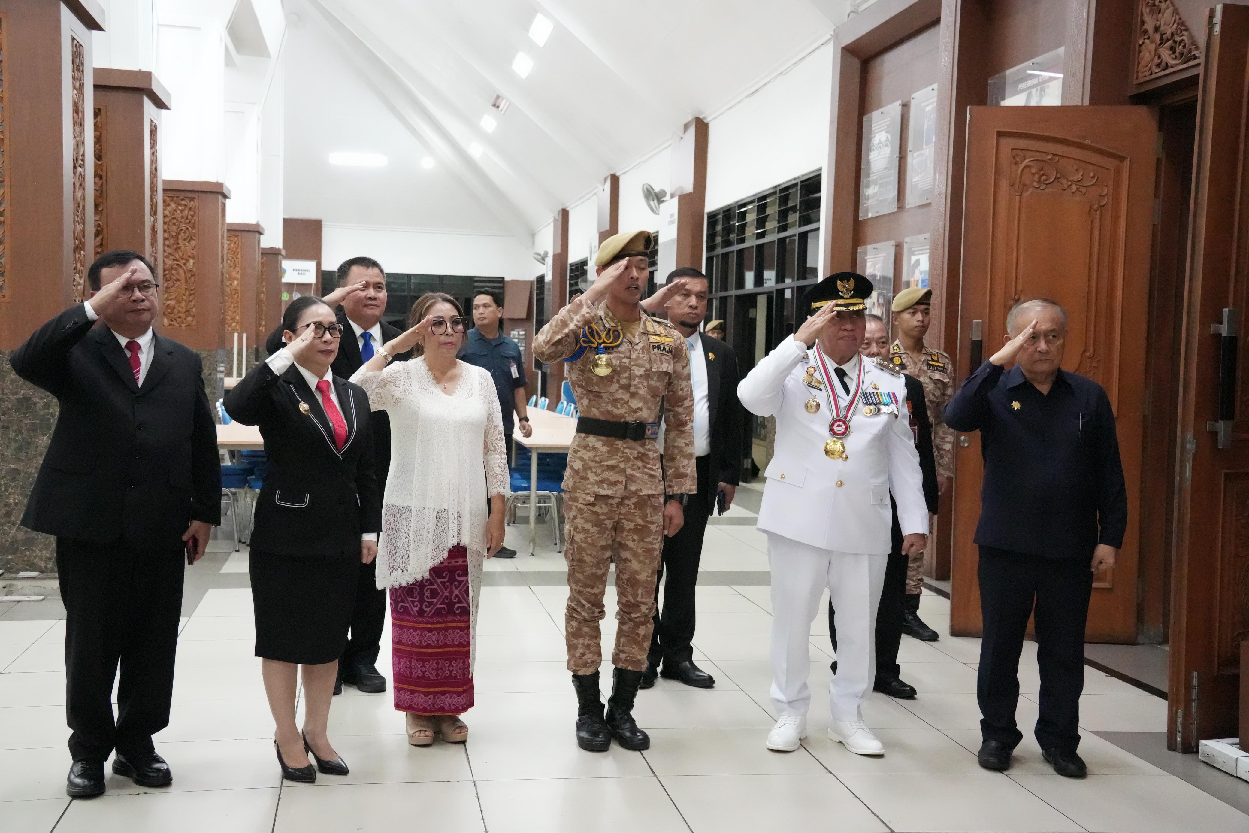 HADIRI: Ketua DPRD Minahasa (paling kanan) saat hadir mendampingi Bupati Robby Dondokambey menerima penghargaan dari IPDN Jatinangor, Jawa Barat, Kamis (5/3/2026).