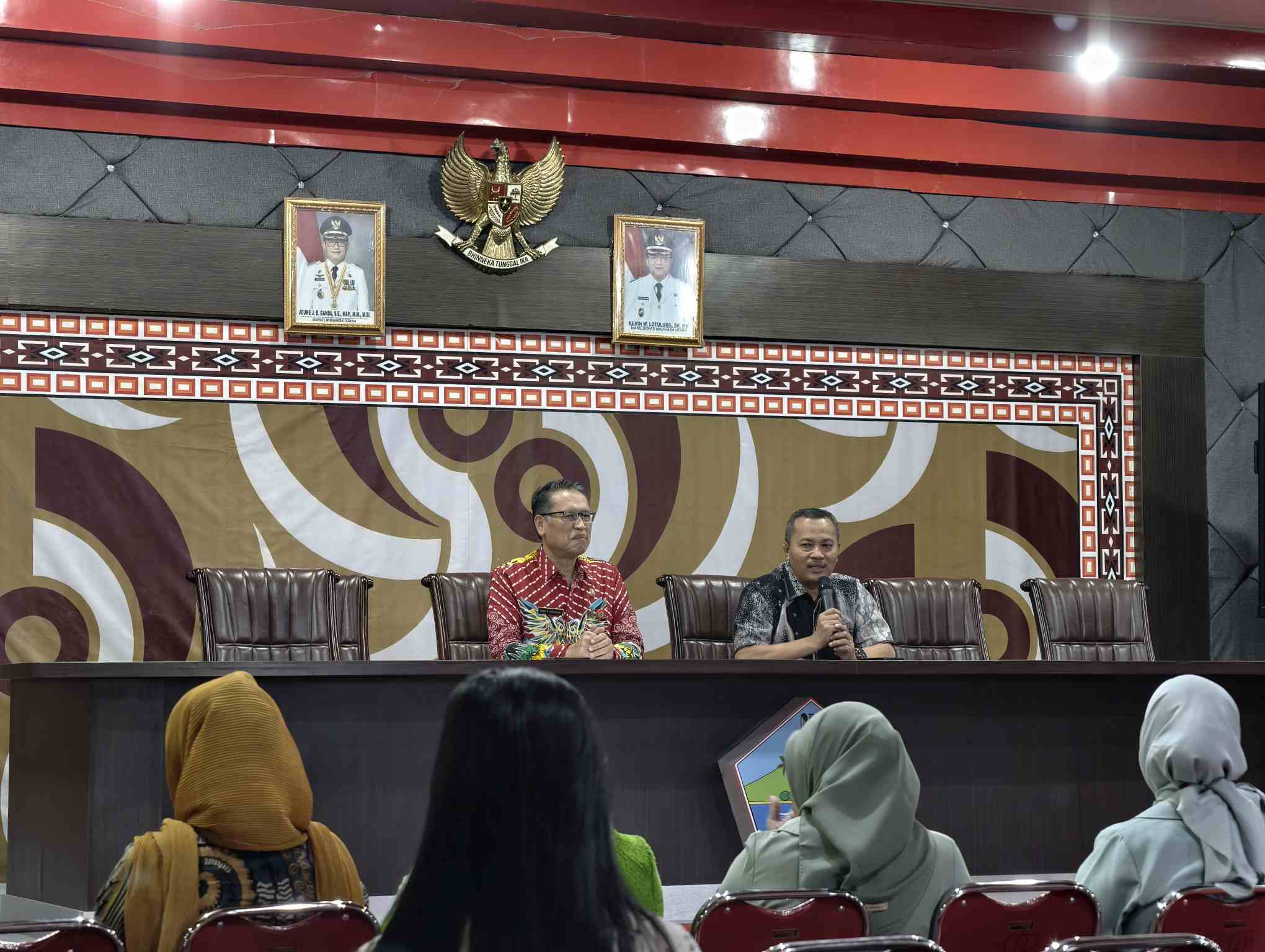 Asisten Dua Pemkab Minut Robby Parengkuan saat menerima rombongan Pemkab Gorontalo di Kantor Bupati Minahasa Utara