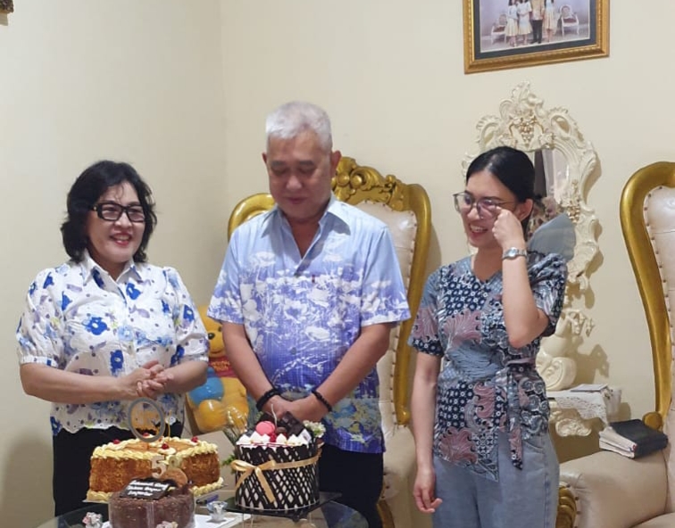Rayne Henry Johannes Suak didampingi istri dan anak tercinta saat merayakan HUT ke-58.(Dok Istimewa)